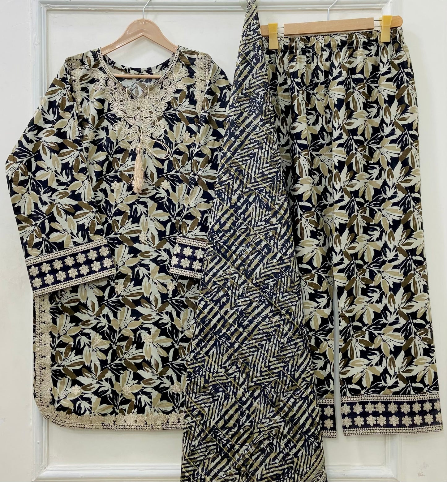 Premium Embroidered | 3PC Lawn D-584