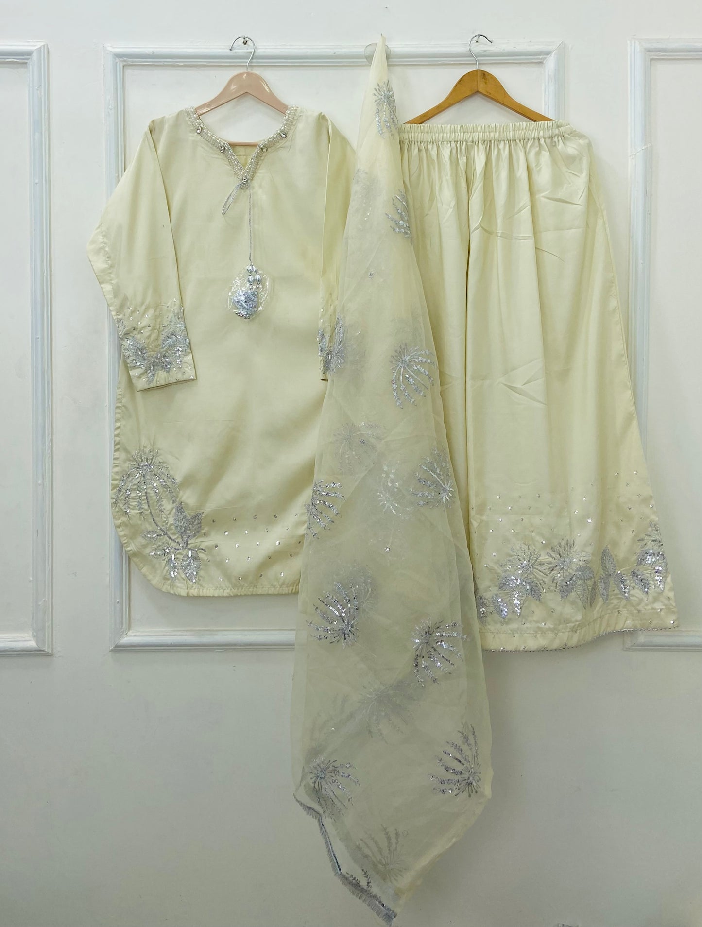Laila Embroidered 3PC (Sheesha Silk) D-460