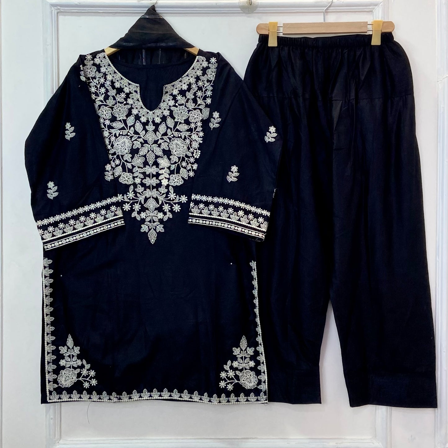 Floral Bunch Embroidered 3PC (Premium Cotton) D-371