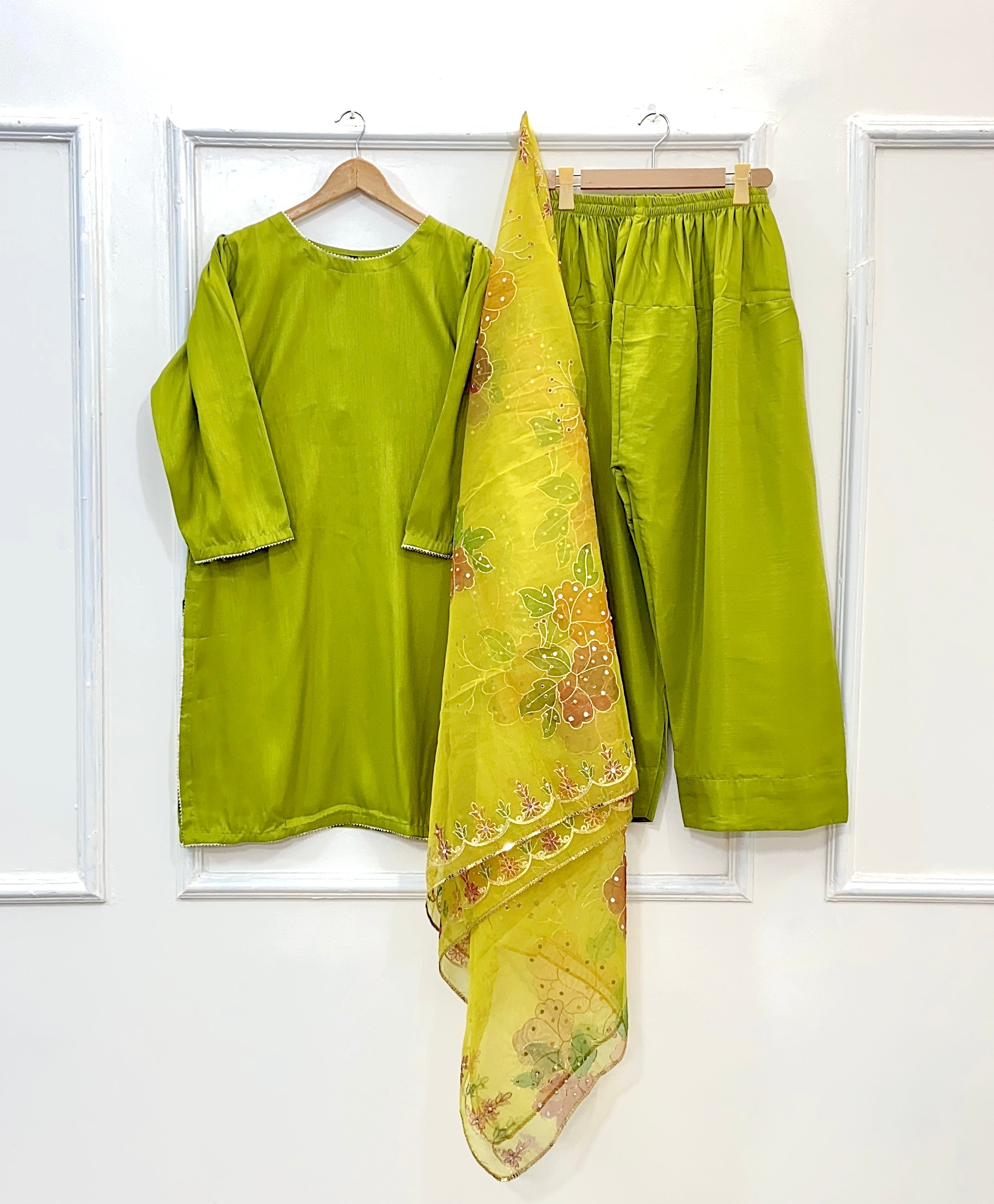 Hand-Painted Diva Beauty 3PC (Raw Silk) D-157