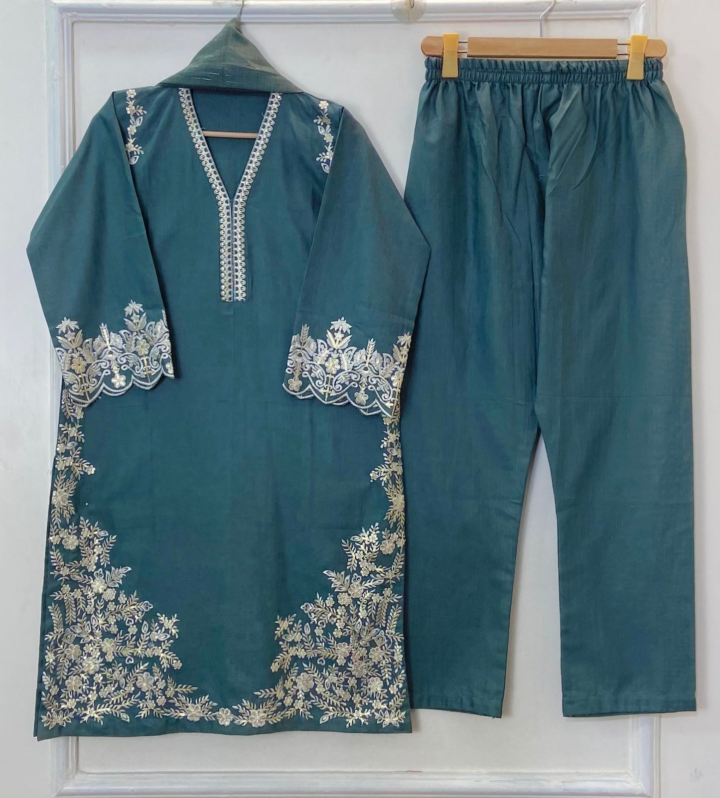 Richly Embroidered Luxe 3PC (Khaddar) D-330