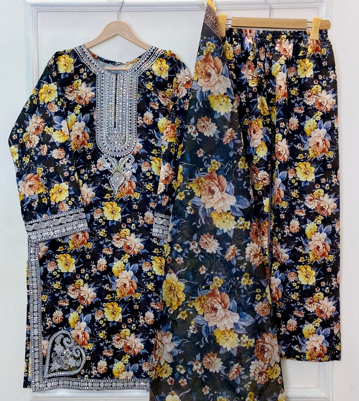 Sequins Embroidered Series: 3PC (Bana Dora Silk) D-366