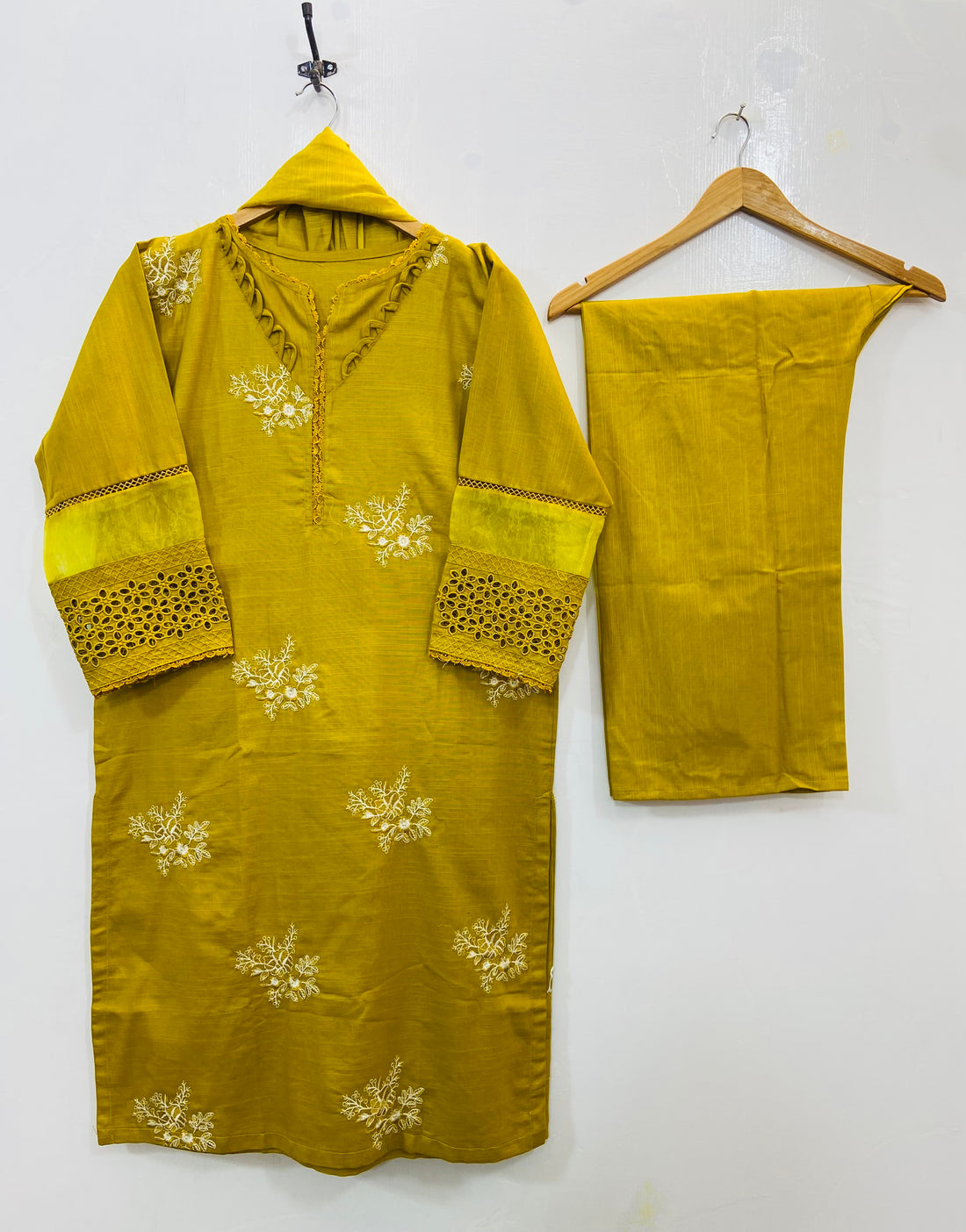Lavish Embroidered 3PC (Khaddar) D-123