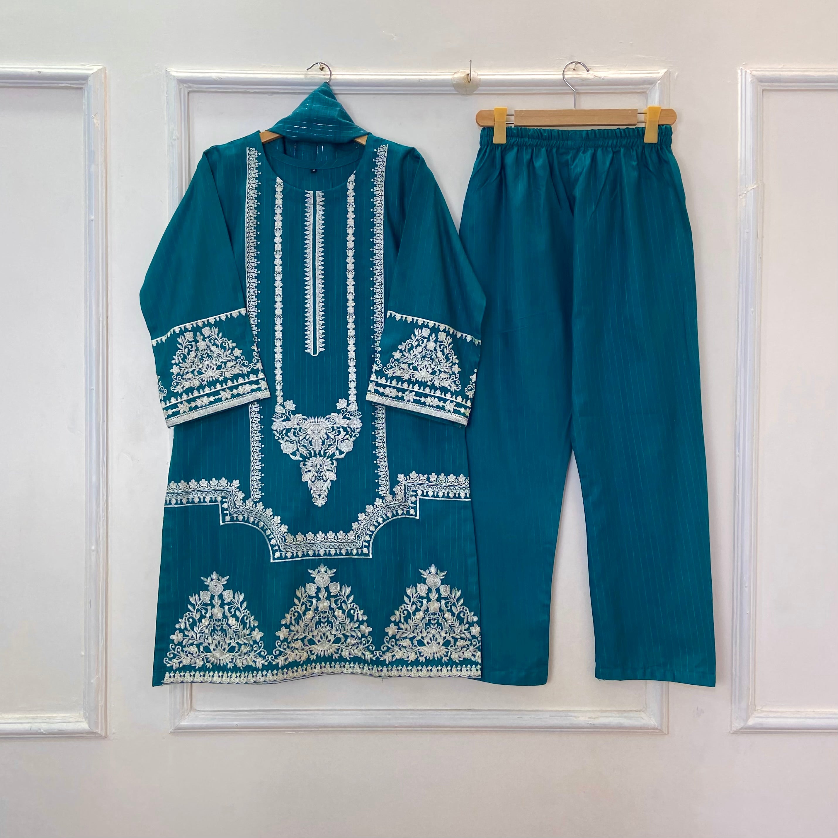 Royal Taj Embroidered 3PC (Khaddar) D-328