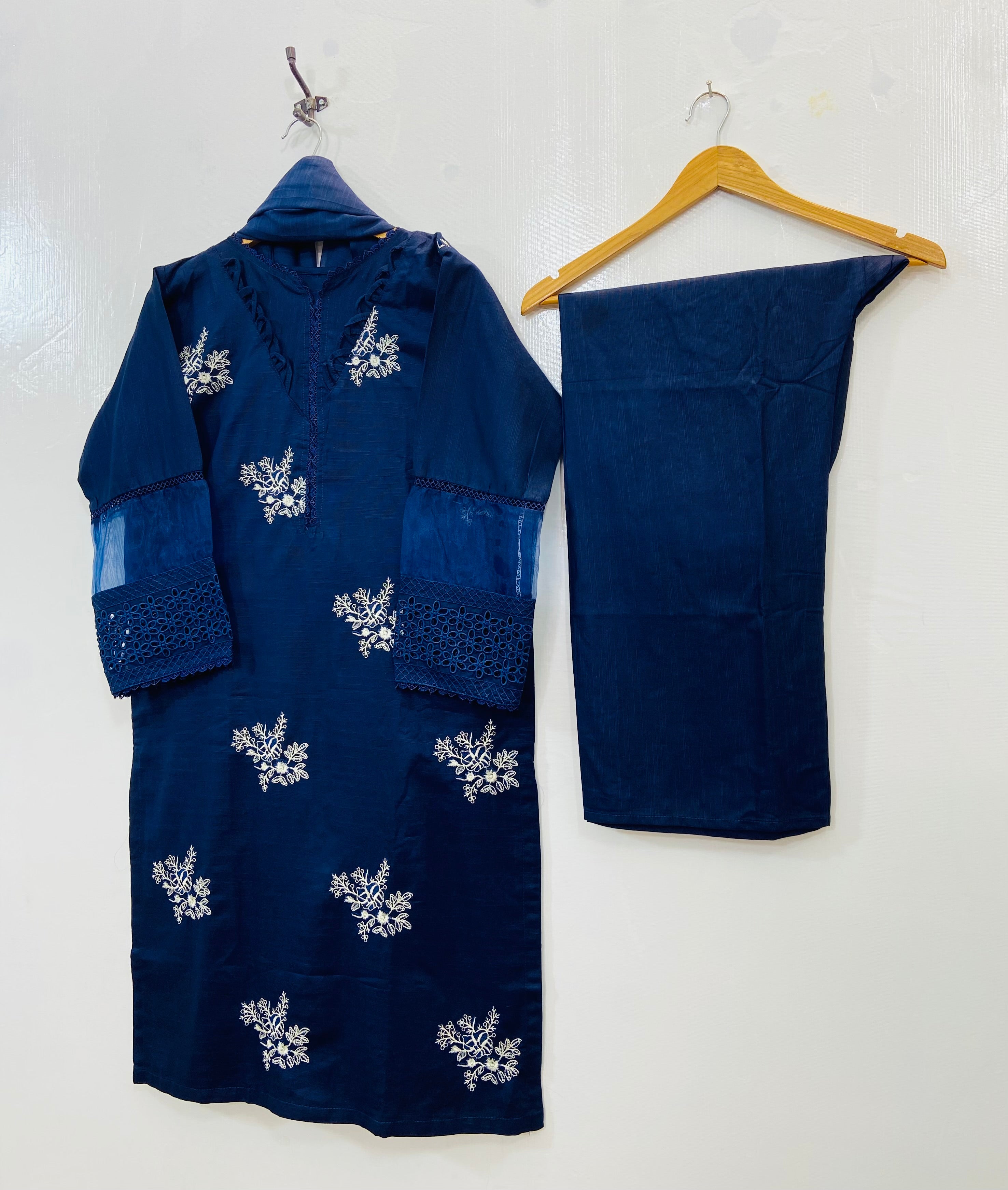 Lavish Embroidered 3PC (Khaddar) D-123