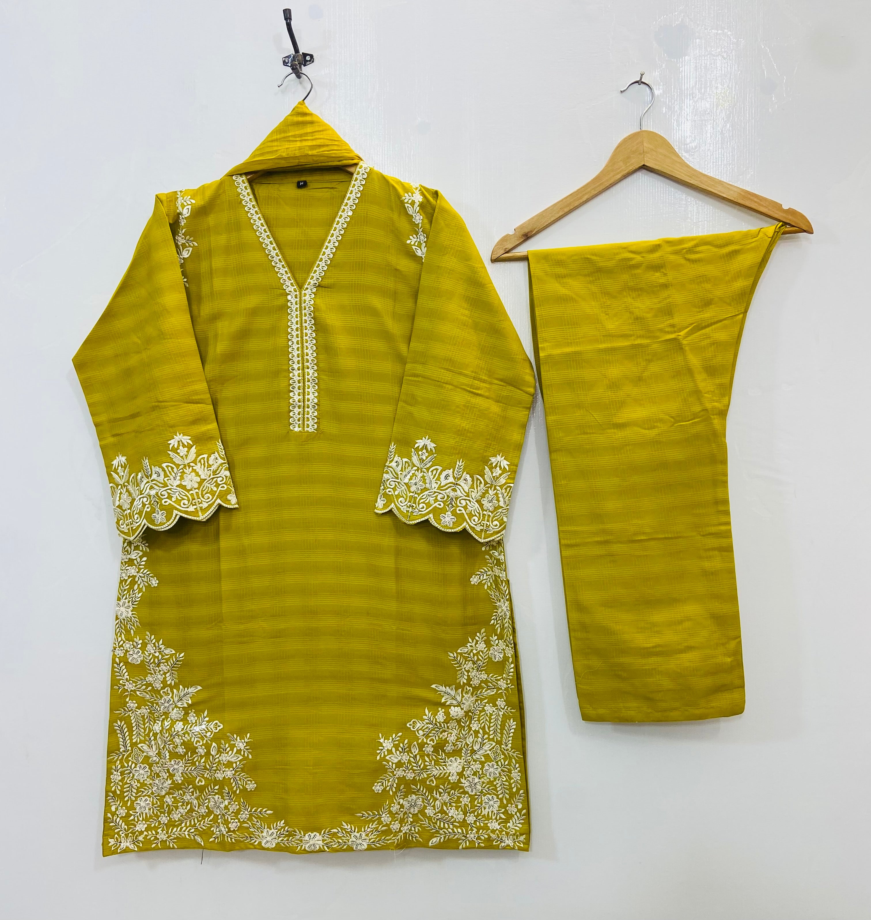 Floral Embroidered Bunch 3PC (Khaddar) D-130