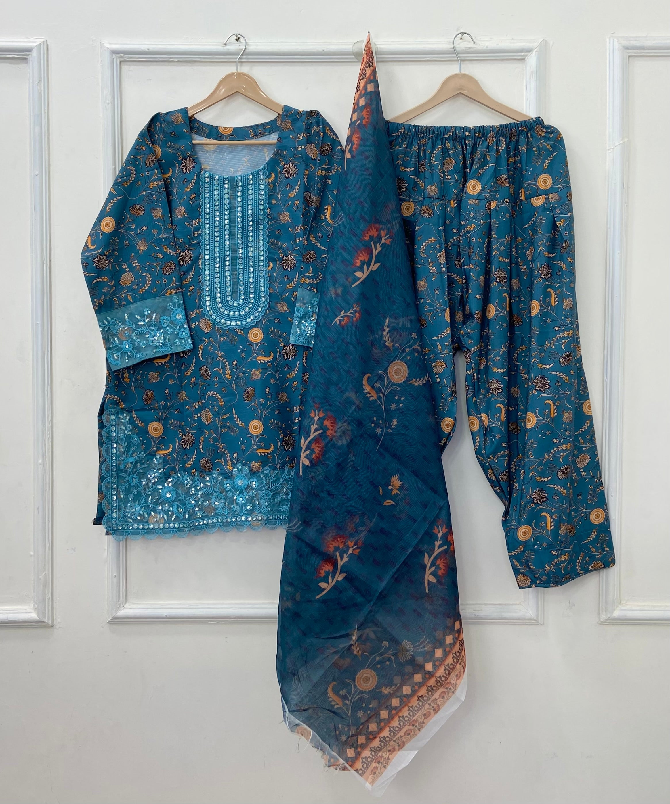 Graceful Embroidered 3PC (Bana Dora Silk) D-453