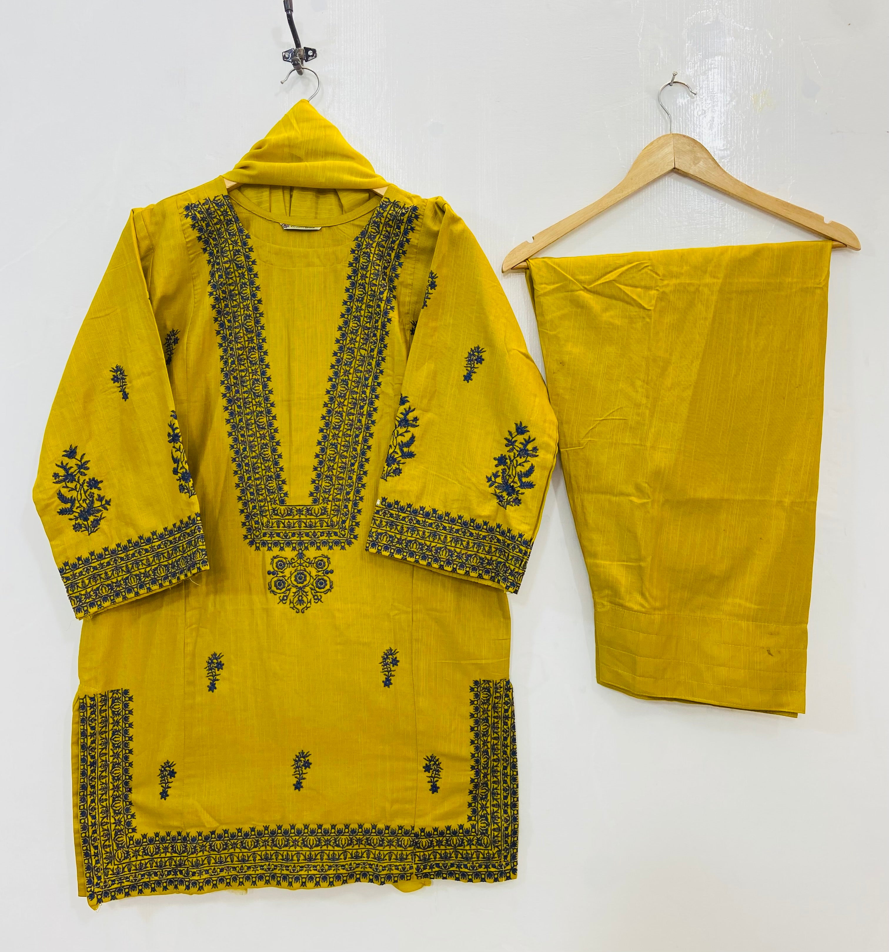 Embroidered Farshi 3PC (Khaddar) (Best Selling) D-136