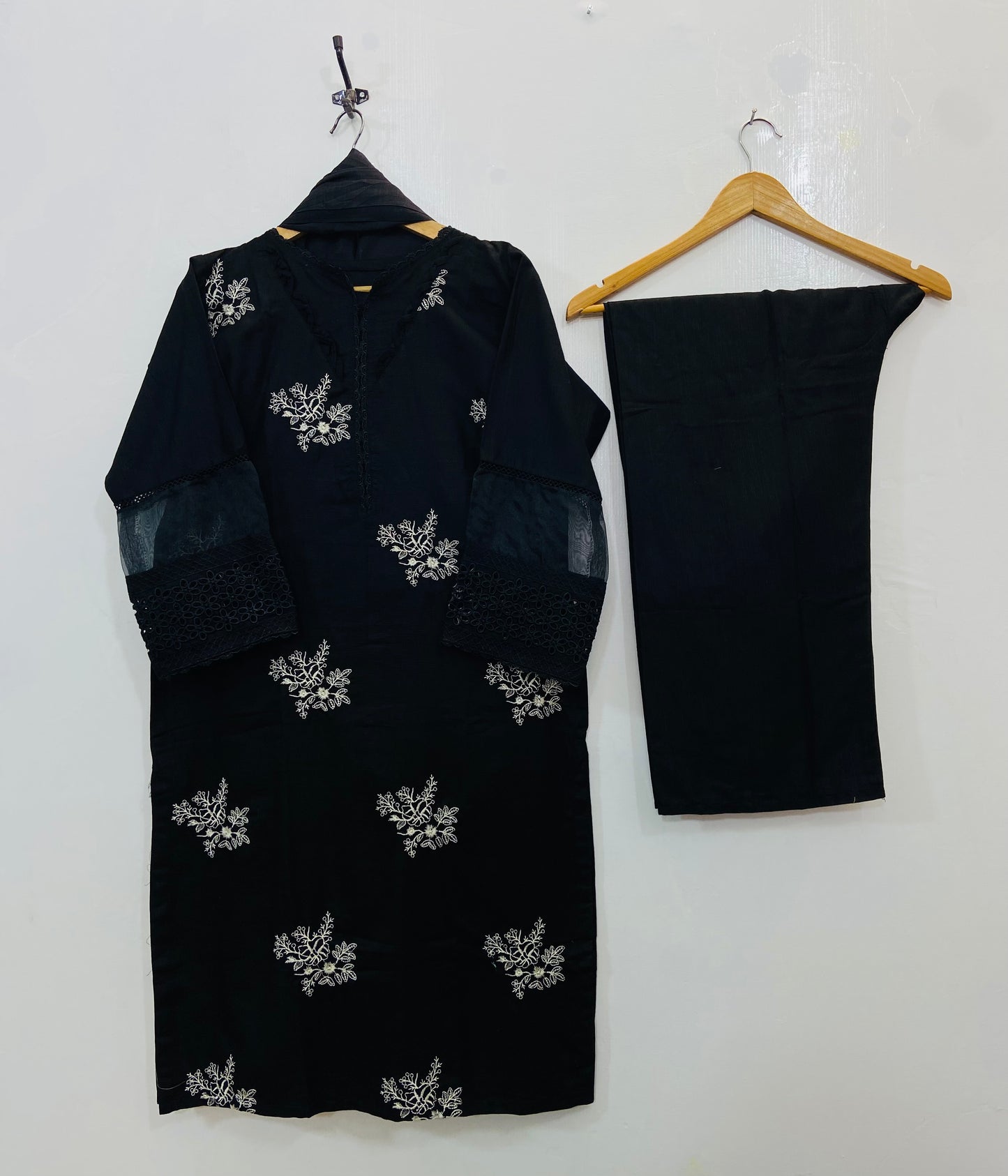 Lavish Embroidered 3PC (Khaddar) D-123