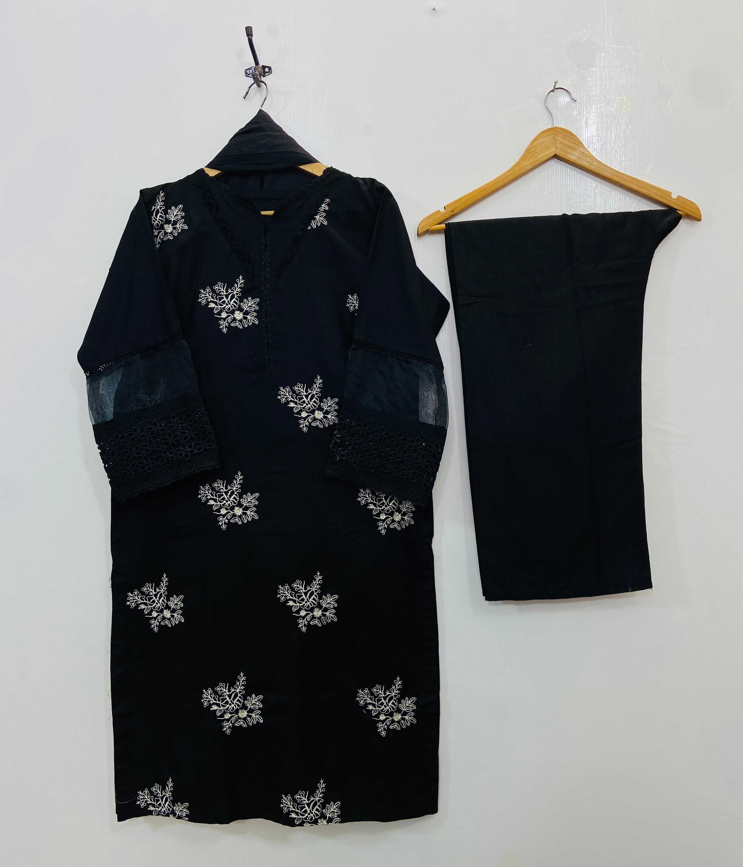 Lavish Embroidered 3PC (Khaddar) D-123
