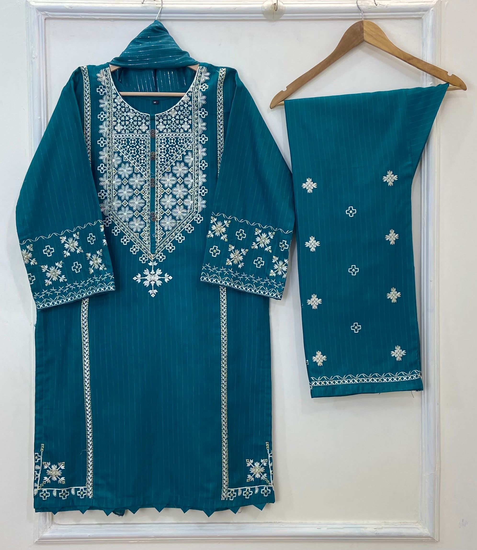 WarmAura Embroidered Winter Edit: 3PC (Khaddar) D-249