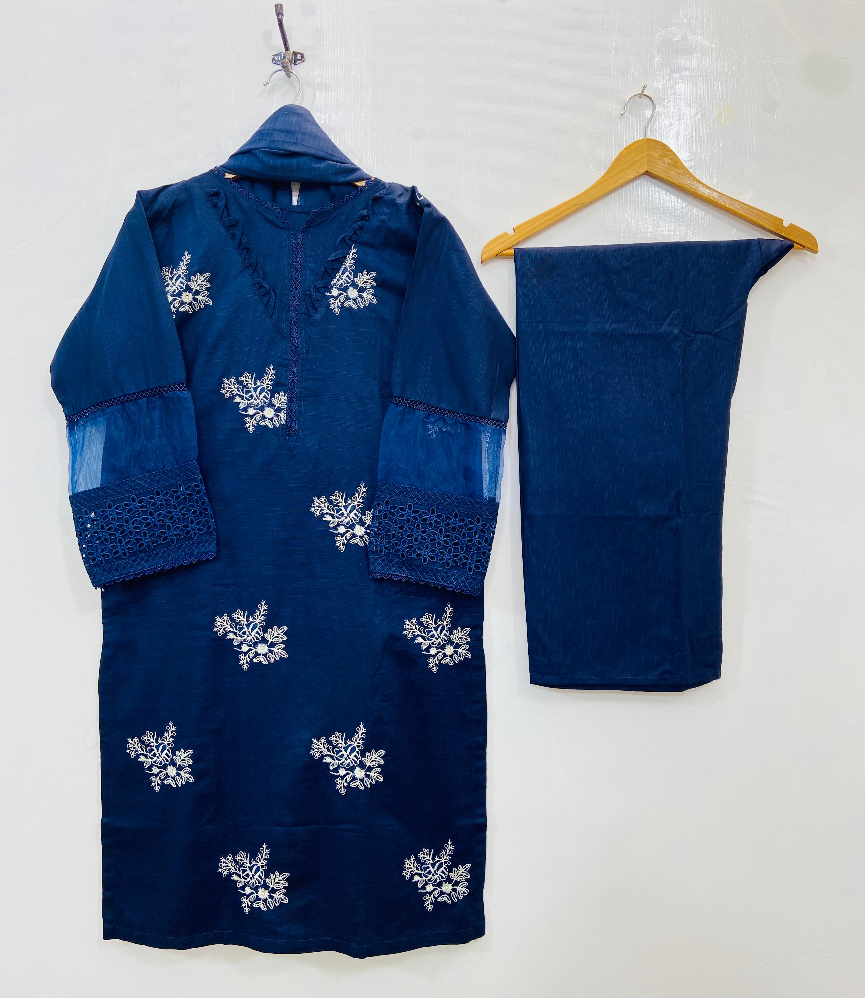 Lavish Embroidered 3PC (Khaddar) D-123