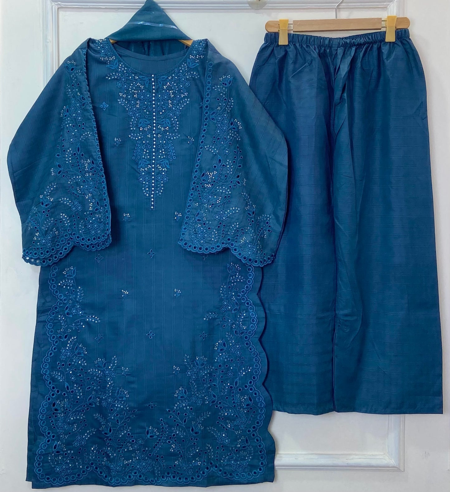 Noori Chicken Kari Embroidered 3PC (Doria Cotton) D-377