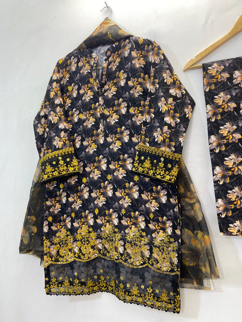 Chicken Kari Embroidered 3PC (Lawn) D-32