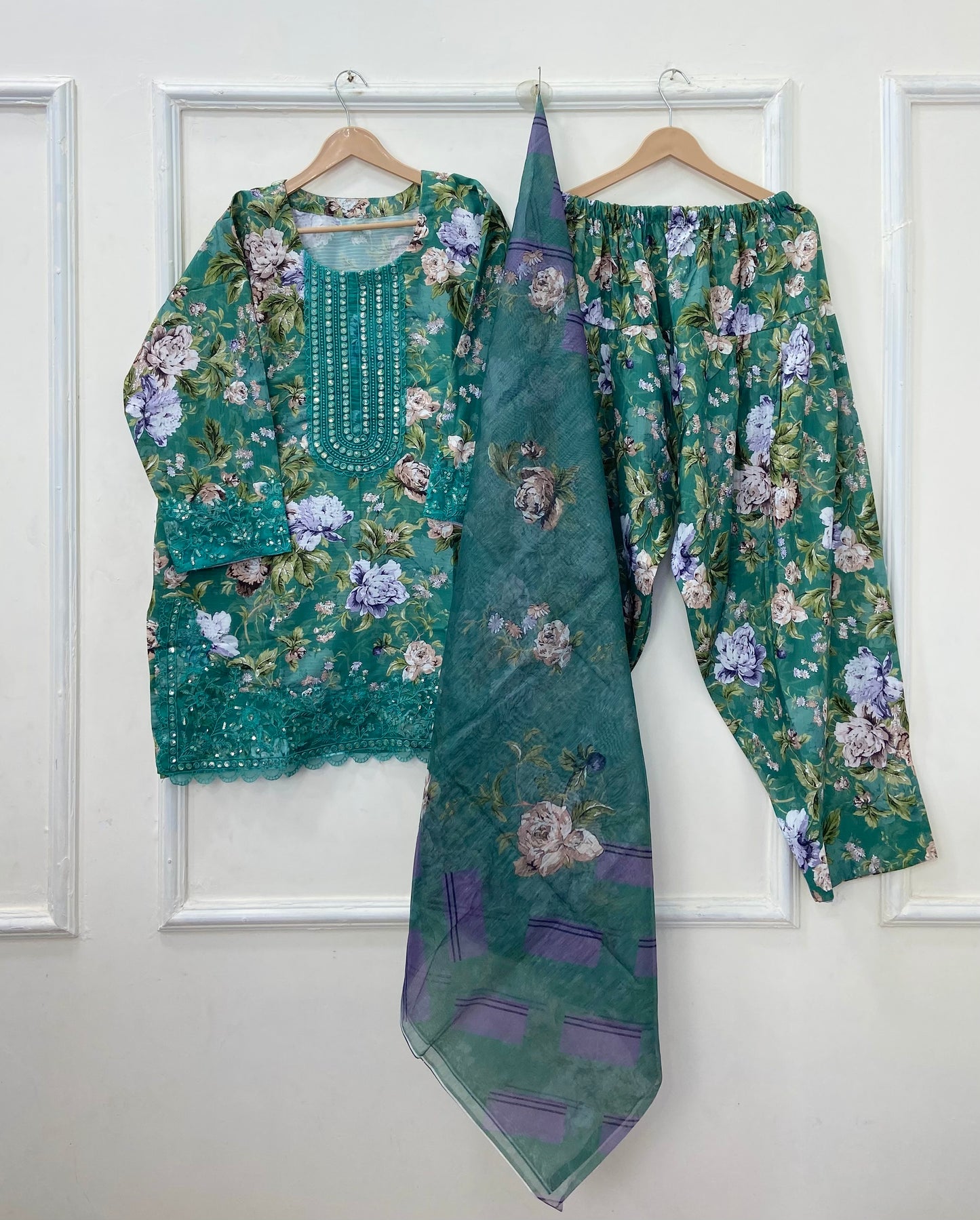 Graceful Embroidered 3PC (Bana Dora Silk) D-453