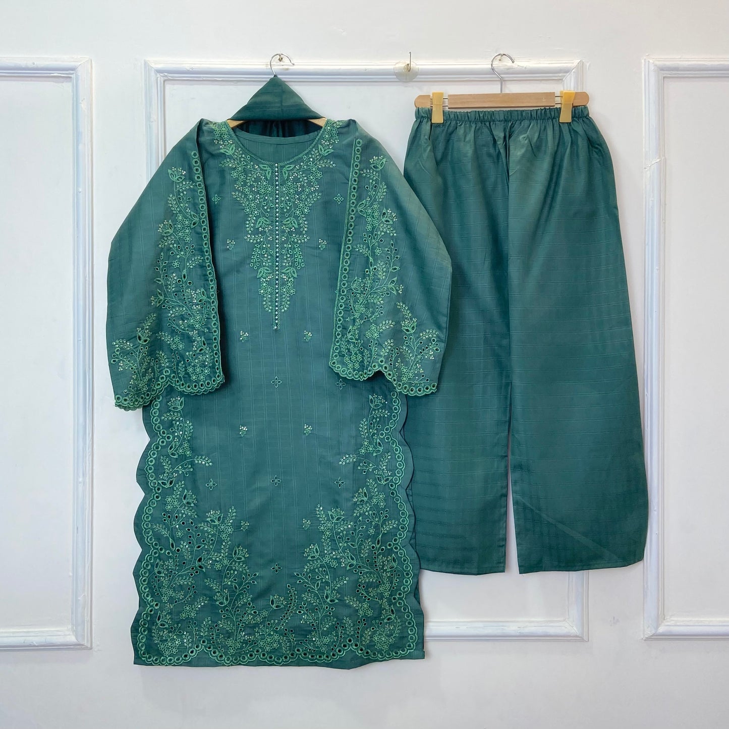 Noori Chicken Kari Embroidered 3PC (Doria Cotton) D-377