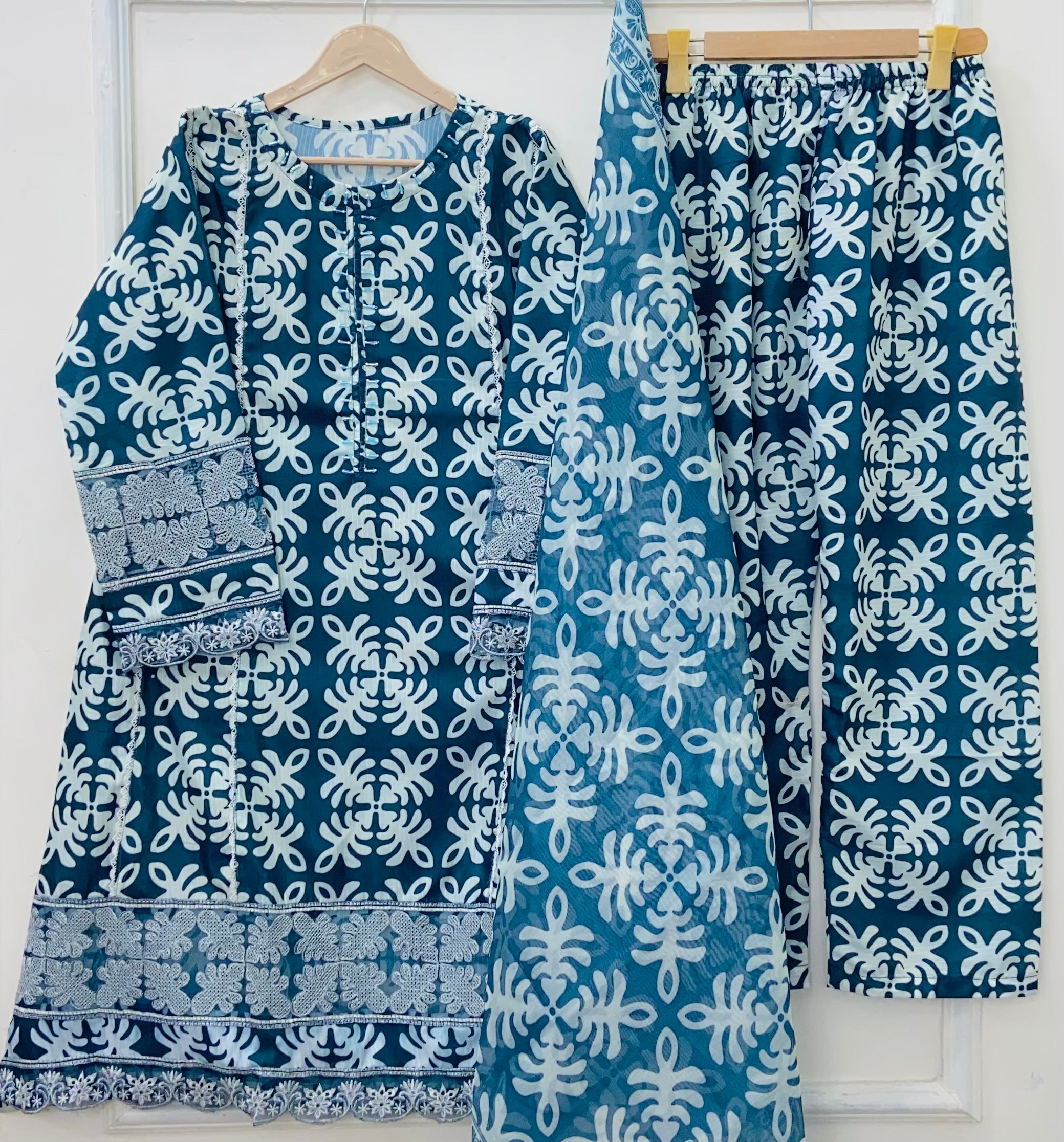 Traditional Embroidered 3PC (Bana Dora Silk) D-429