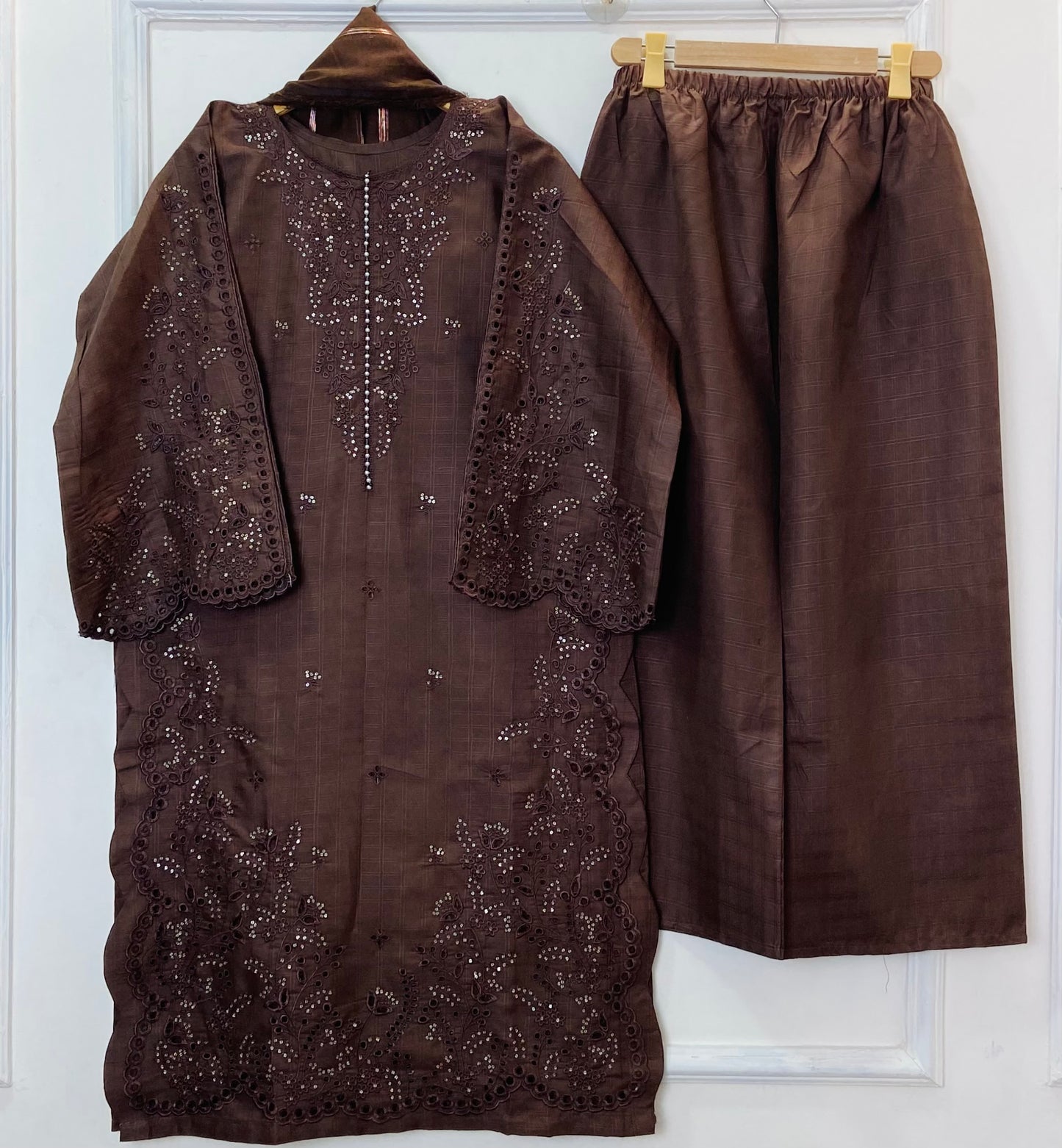 Noori Chicken Kari Embroidered 3PC (Doria Cotton) D-377