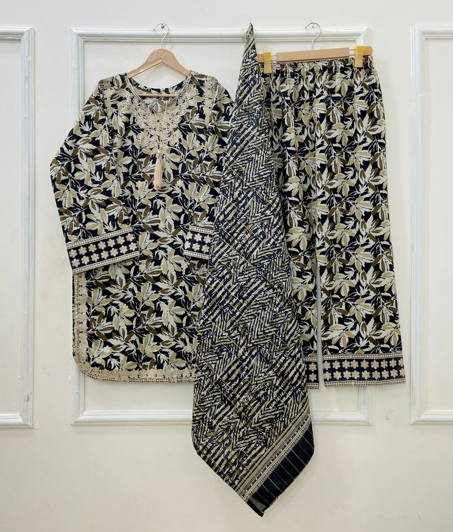 Premium Embroidered | 3PC Lawn D-584