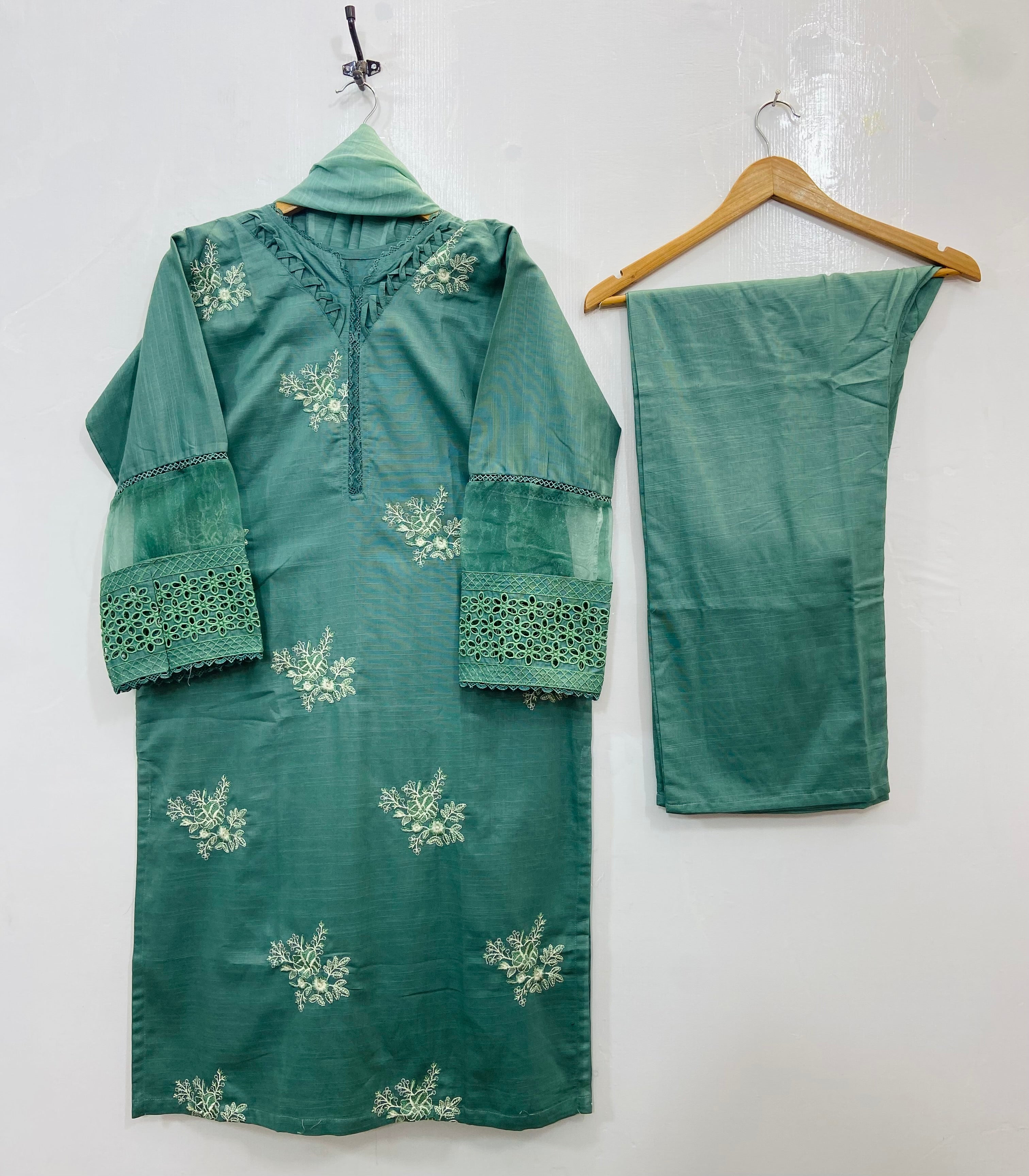 Lavish Embroidered 3PC (Khaddar) D-123