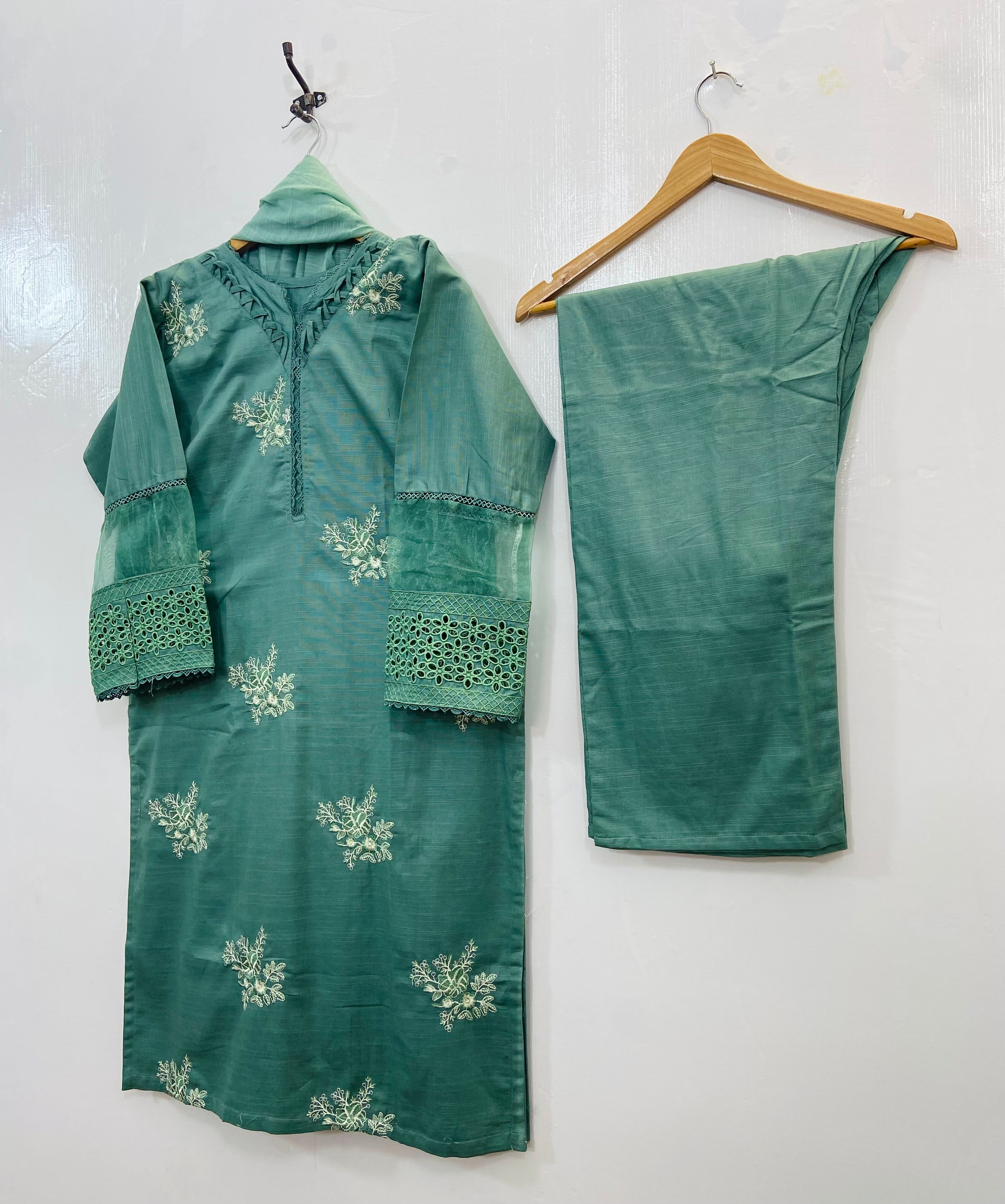Lavish Embroidered 3PC (Khaddar) D-123