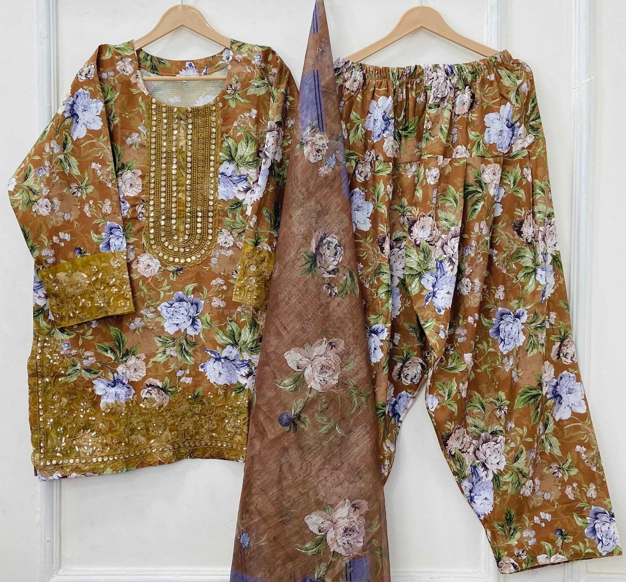 Graceful Embroidered 3PC (Bana Dora Silk) D-453