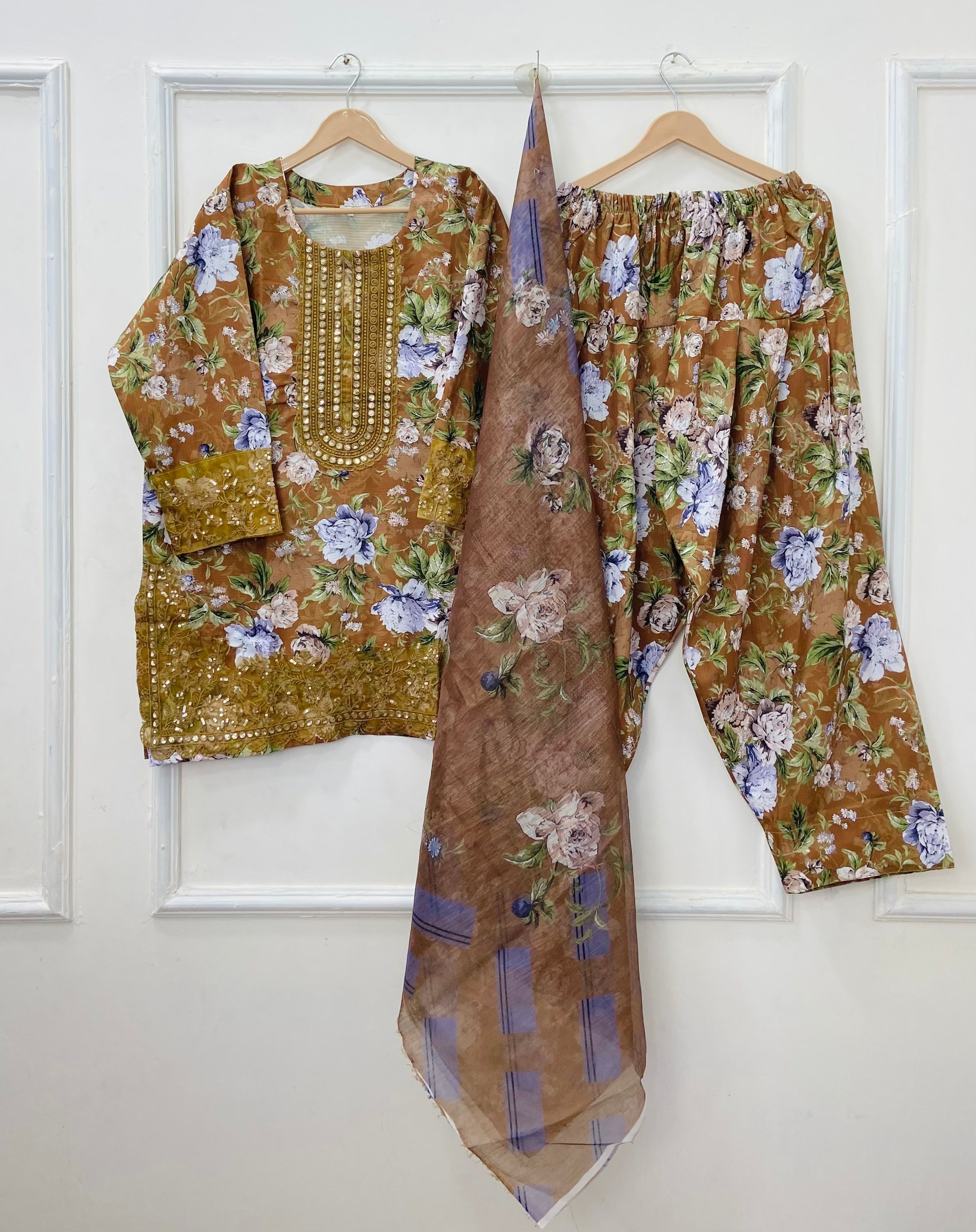 Graceful Embroidered 3PC (Bana Dora Silk) D-453