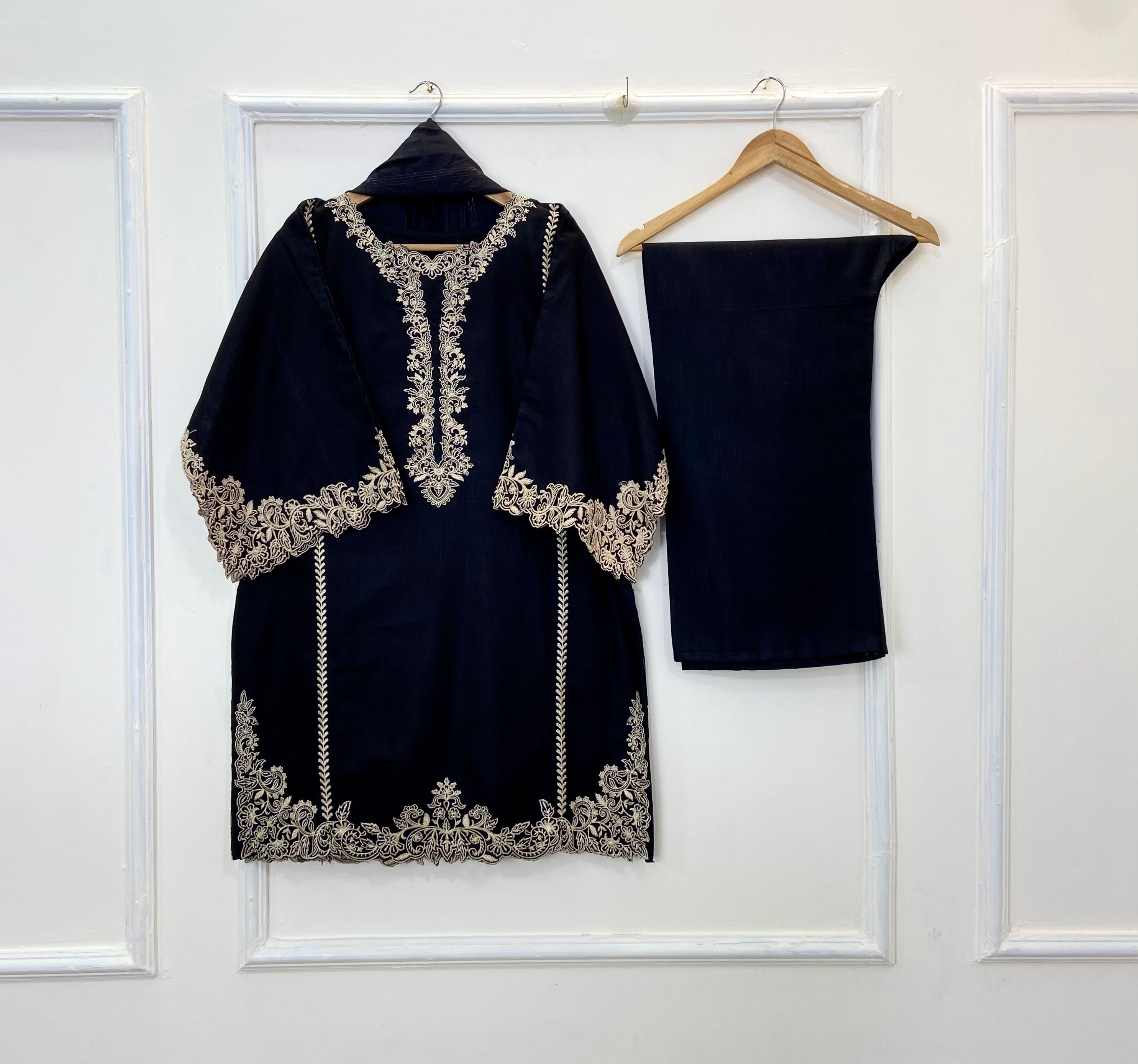 Front Back Cutwork Glam 3PC (Best Seller) (Khaddar) D-210