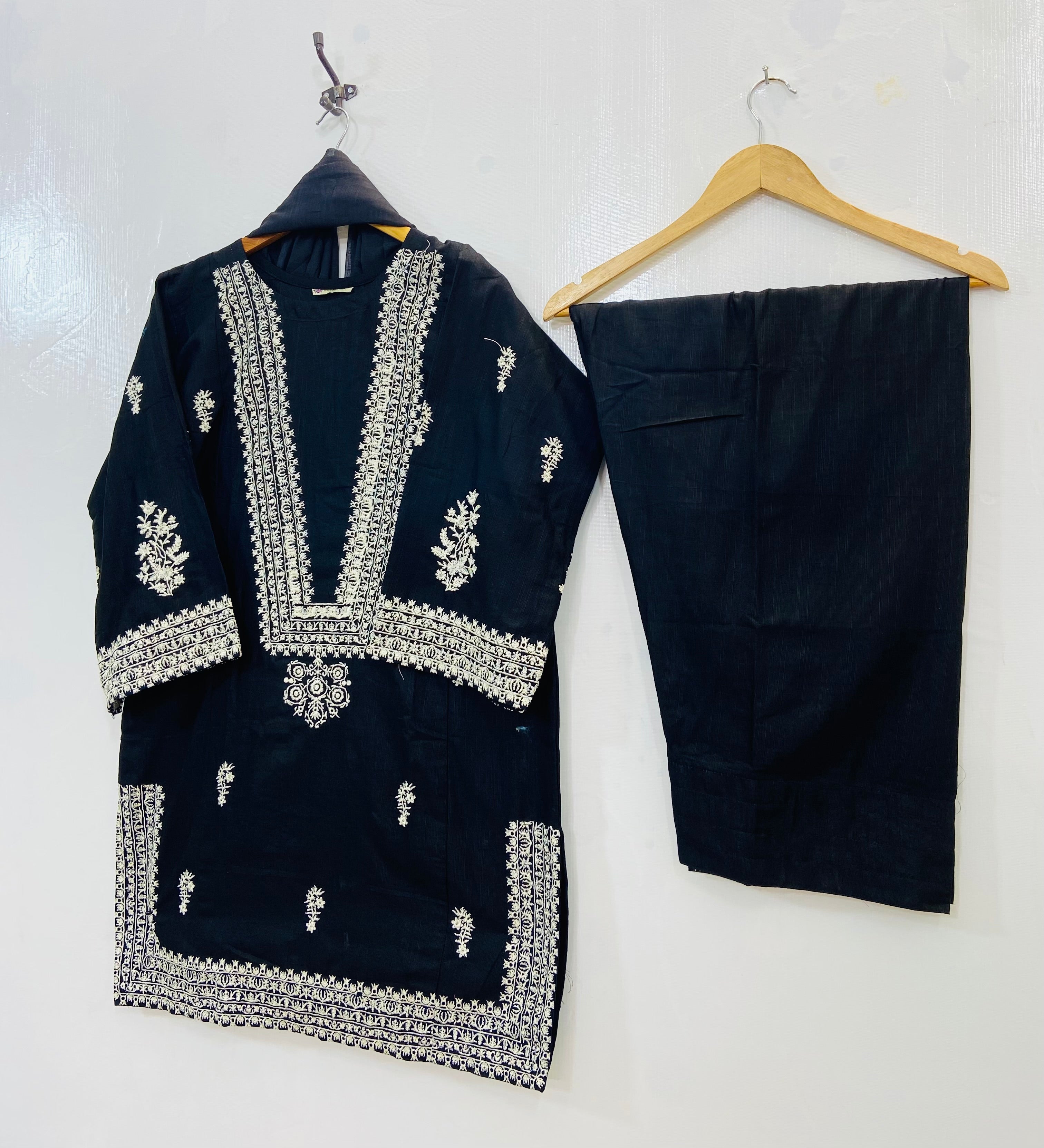 Embroidered Farshi 3PC (Khaddar) (Best Selling) D-136