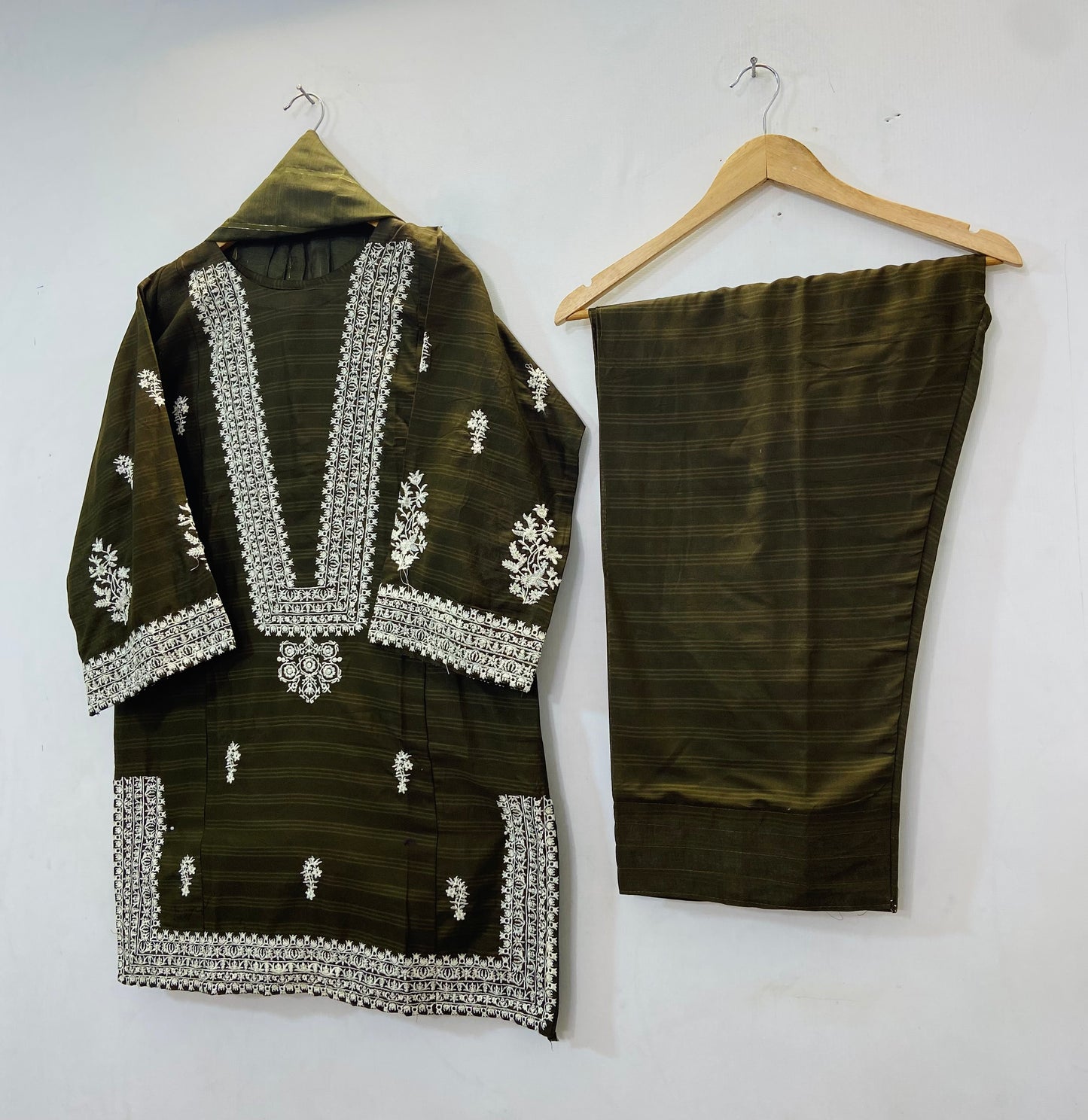 Embroidered Farshi 3PC (Cotton Lawn) D-69