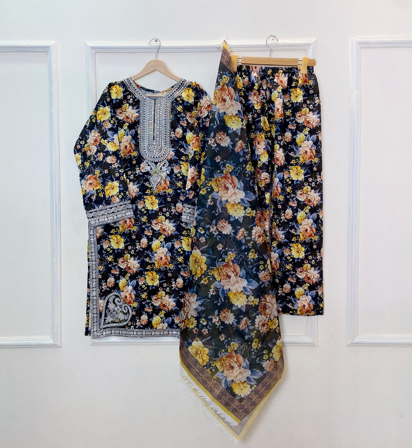 Sequins Embroidered Series: 3PC (Bana Dora Silk) D-366