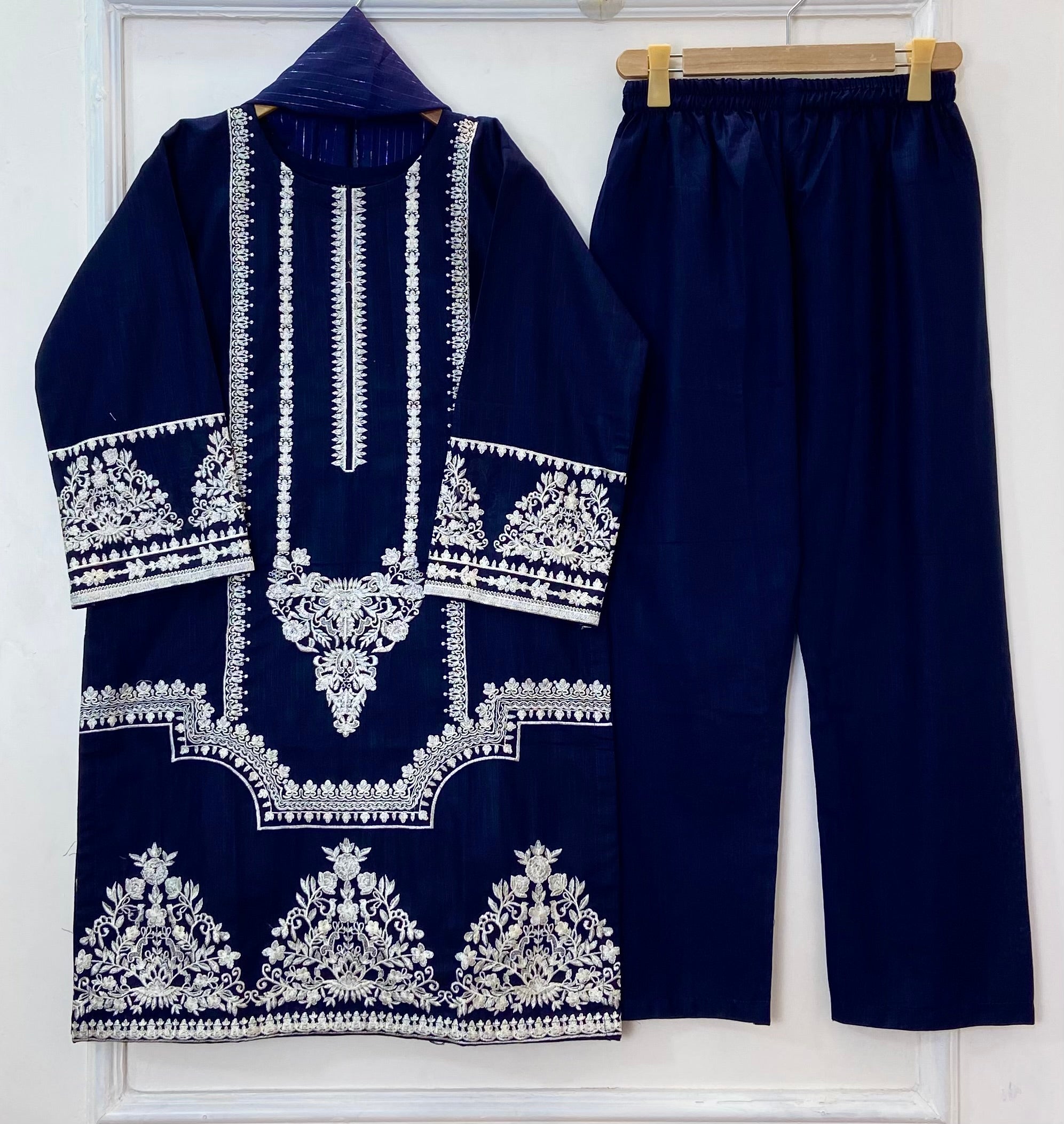 Royal Taj Embroidered 3PC (Khaddar) D-328