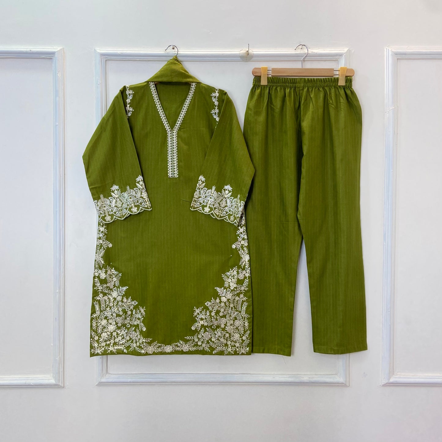 Richly Embroidered Luxe 3PC (Khaddar) D-330