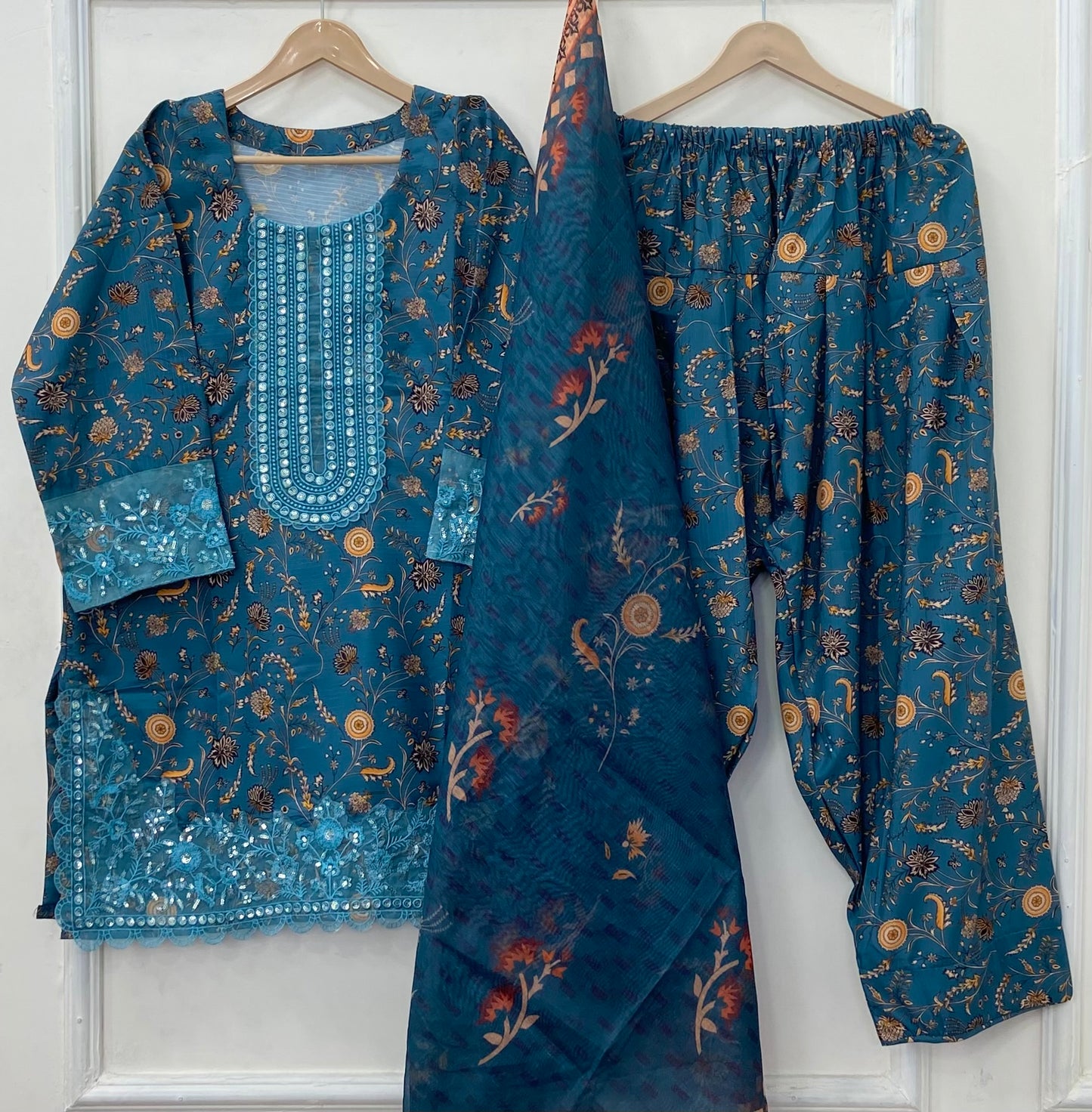 Graceful Embroidered 3PC (Bana Dora Silk) D-453