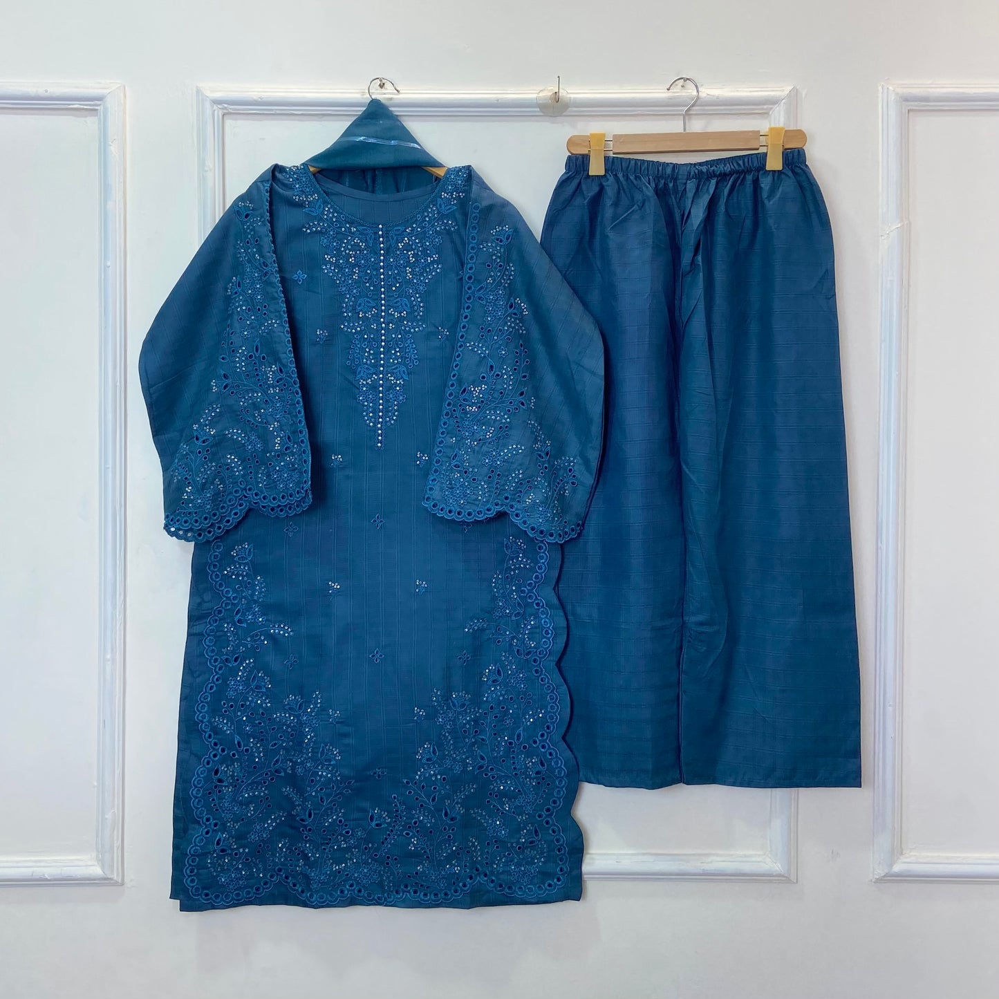 Noori Chicken Kari Embroidered 3PC (Doria Cotton) D-377