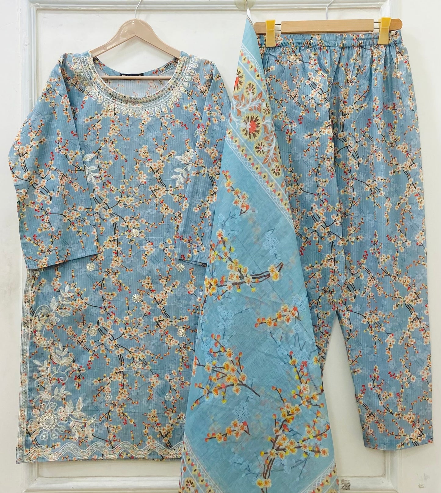 Article no: D-673 Bana Dora Lawn