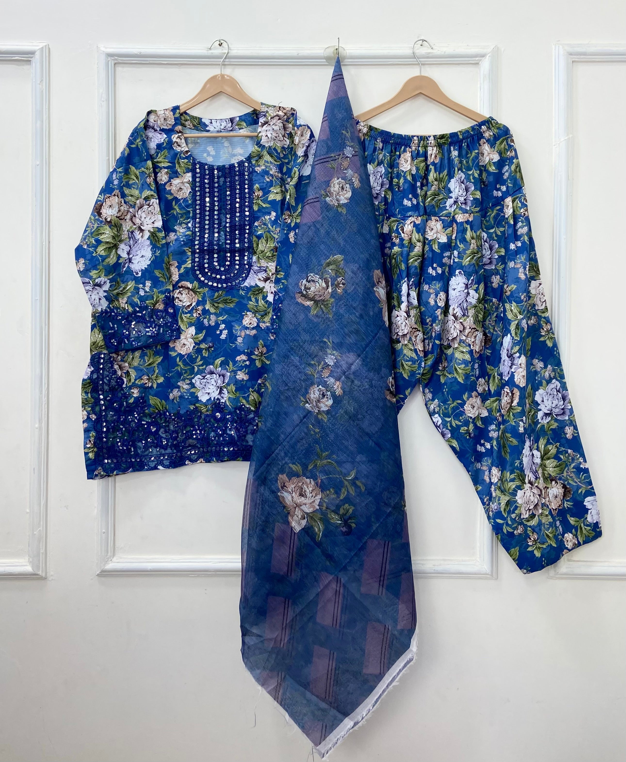 Graceful Embroidered 3PC (Bana Dora Silk) D-453