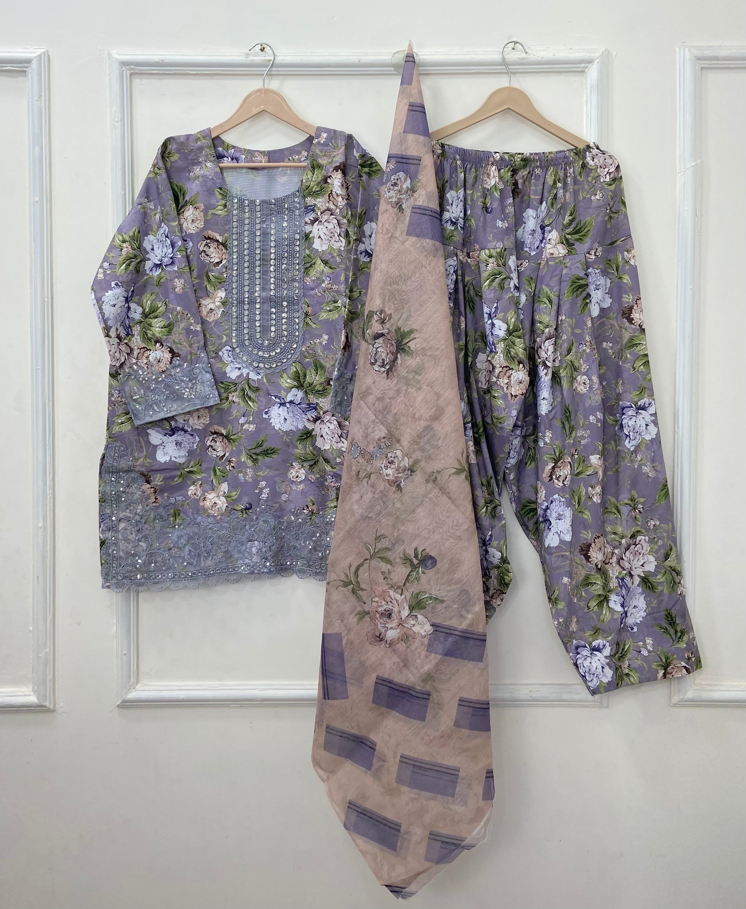 Graceful Embroidered 3PC (Bana Dora Silk) D-453