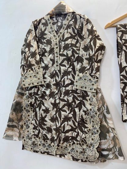 Chicken Kari Embroidered 3PC (Lawn) 15