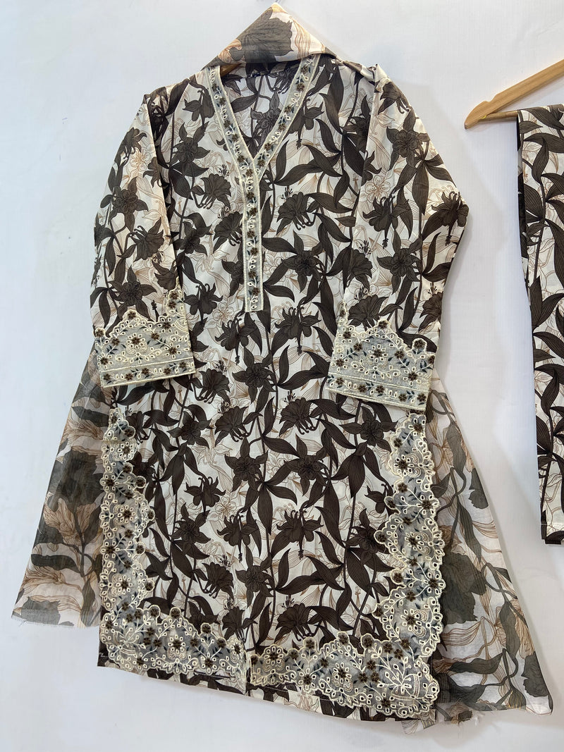 Chicken Kari Embroidered 3PC (Lawn) 15