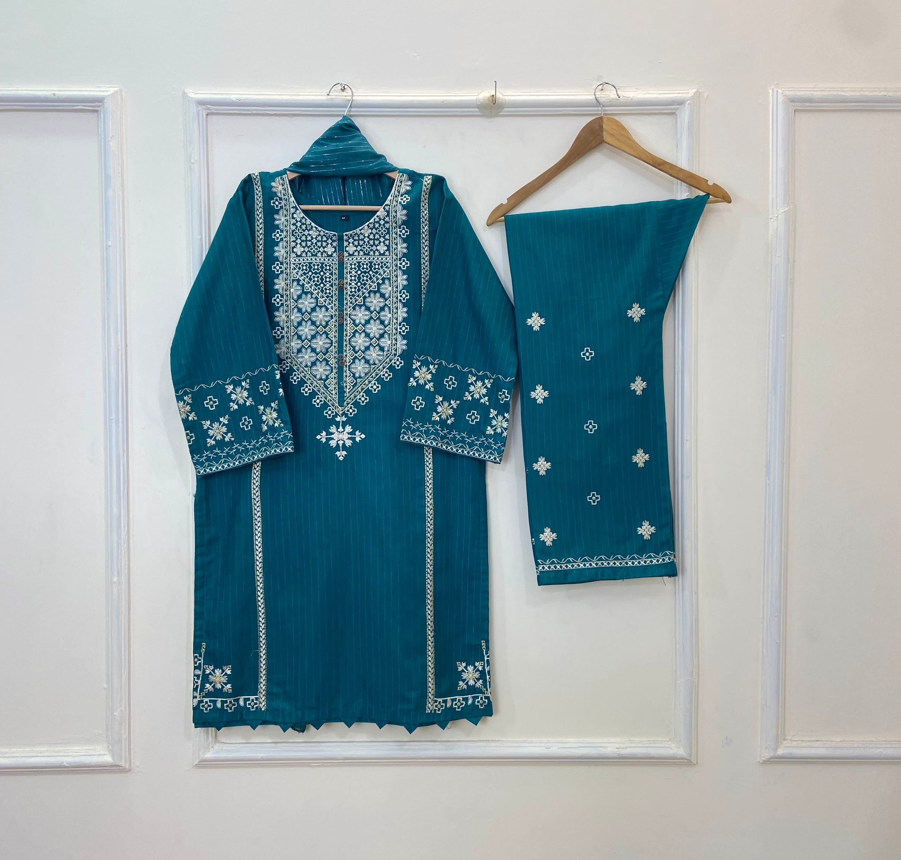 WarmAura Embroidered Winter Edit: 3PC (Khaddar) D-249