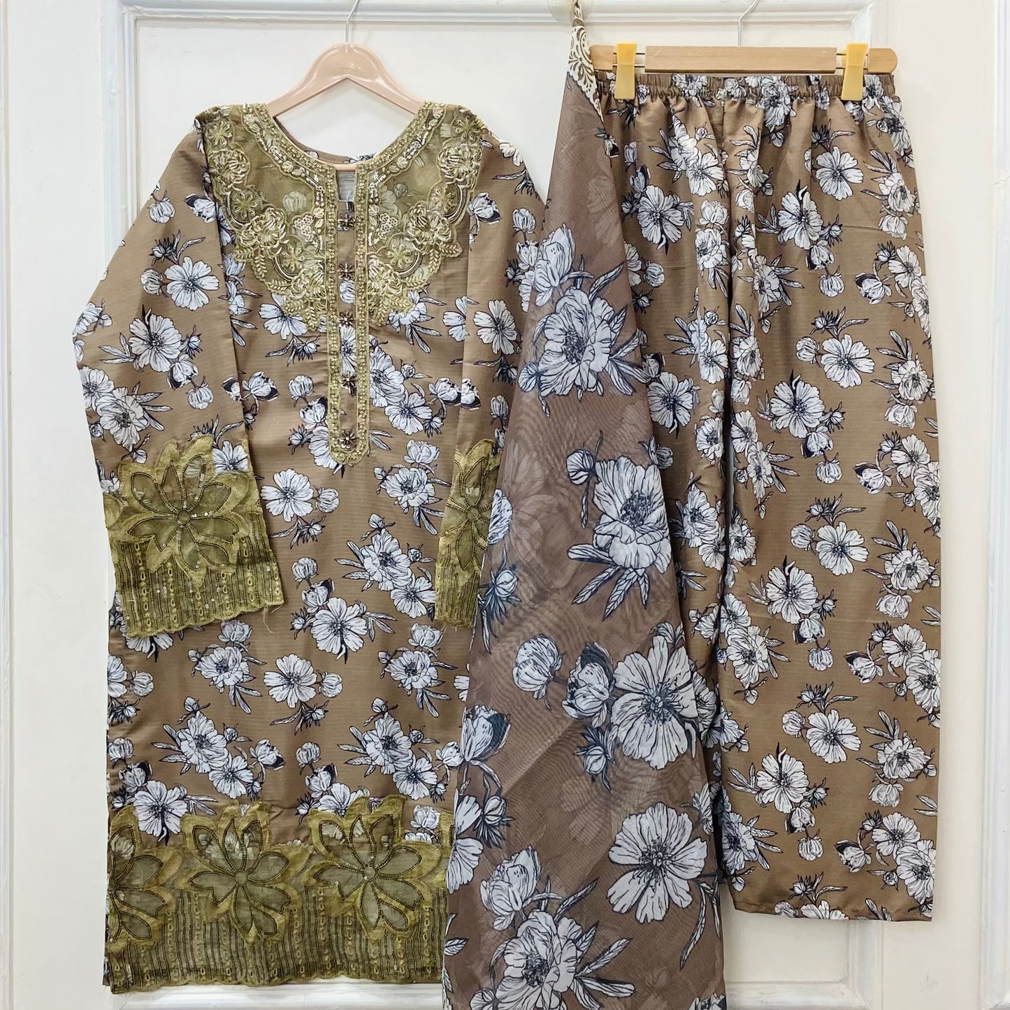Floral Aura Embroidered 3PC (Bana Dora Silk) D-389