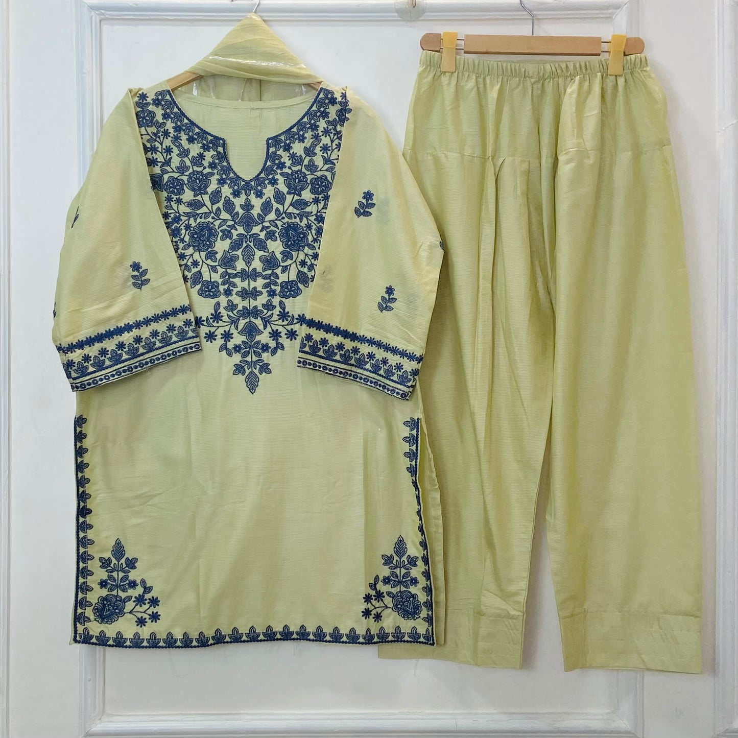 Floral Bunch Embroidered 3PC (Premium Cotton) D-371