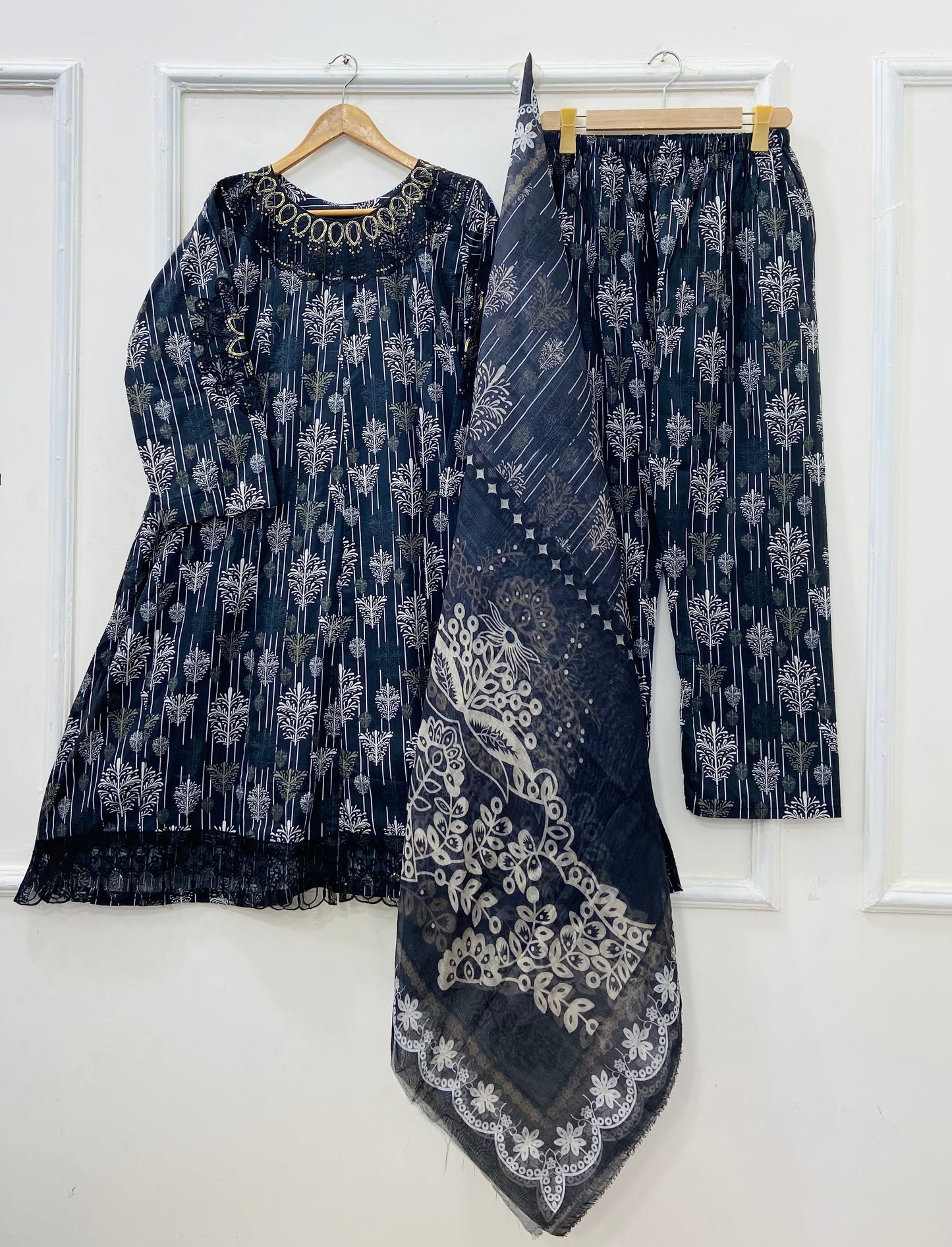 Lawn Series: Frock 3PC (Lawn) D-526