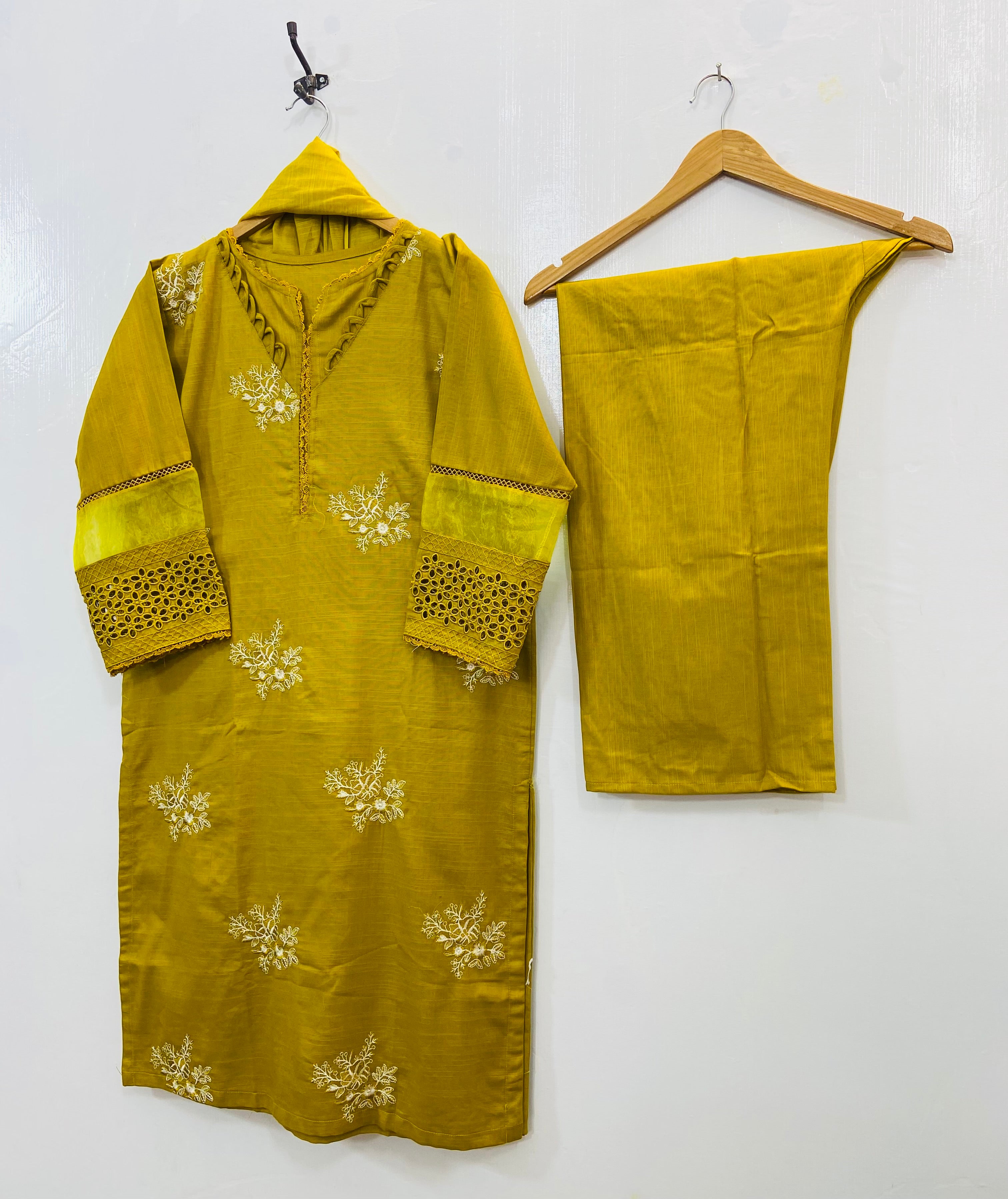 Lavish Embroidered 3PC (Khaddar) D-123