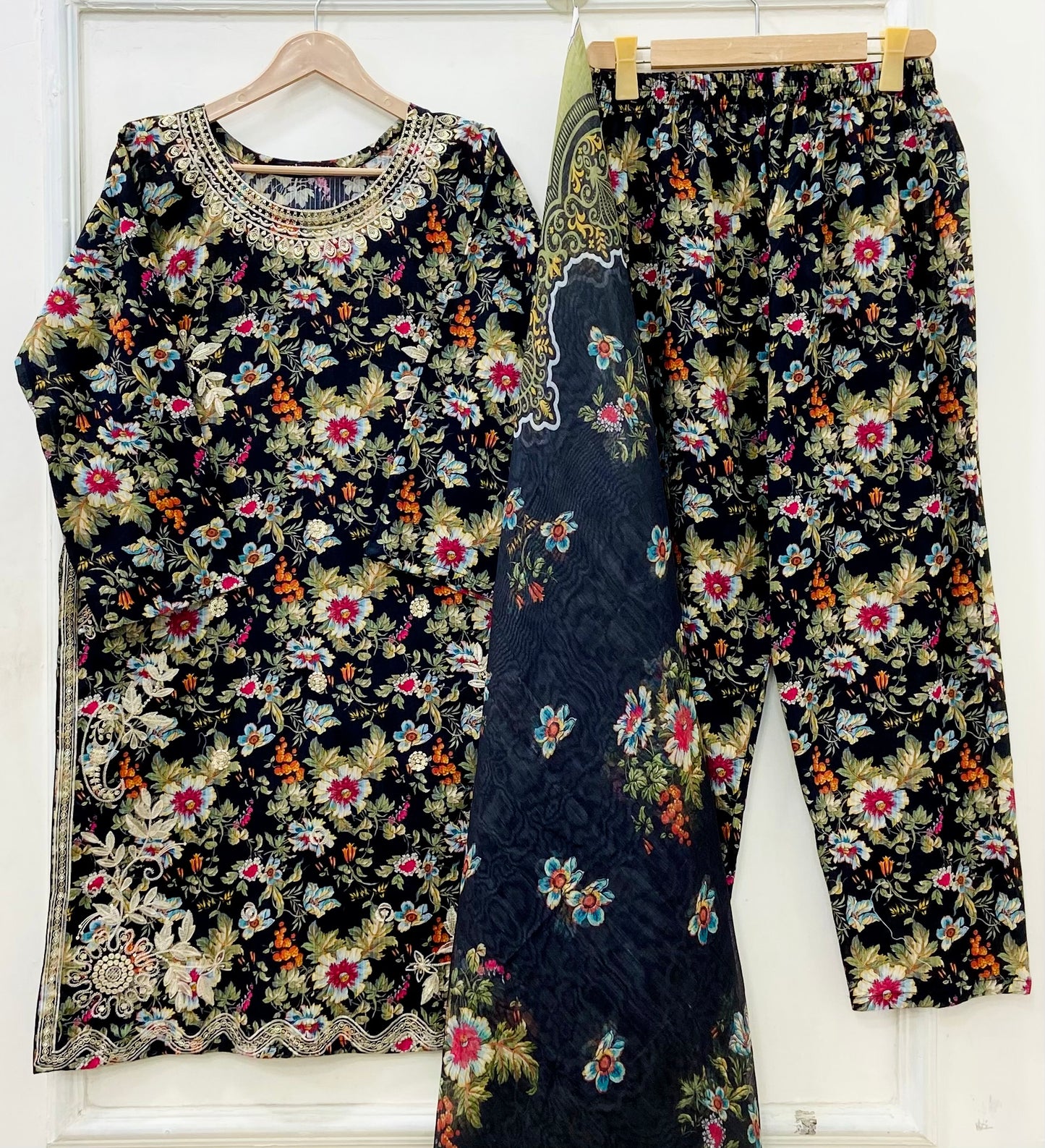Article no: D-673 Bana Dora Lawn