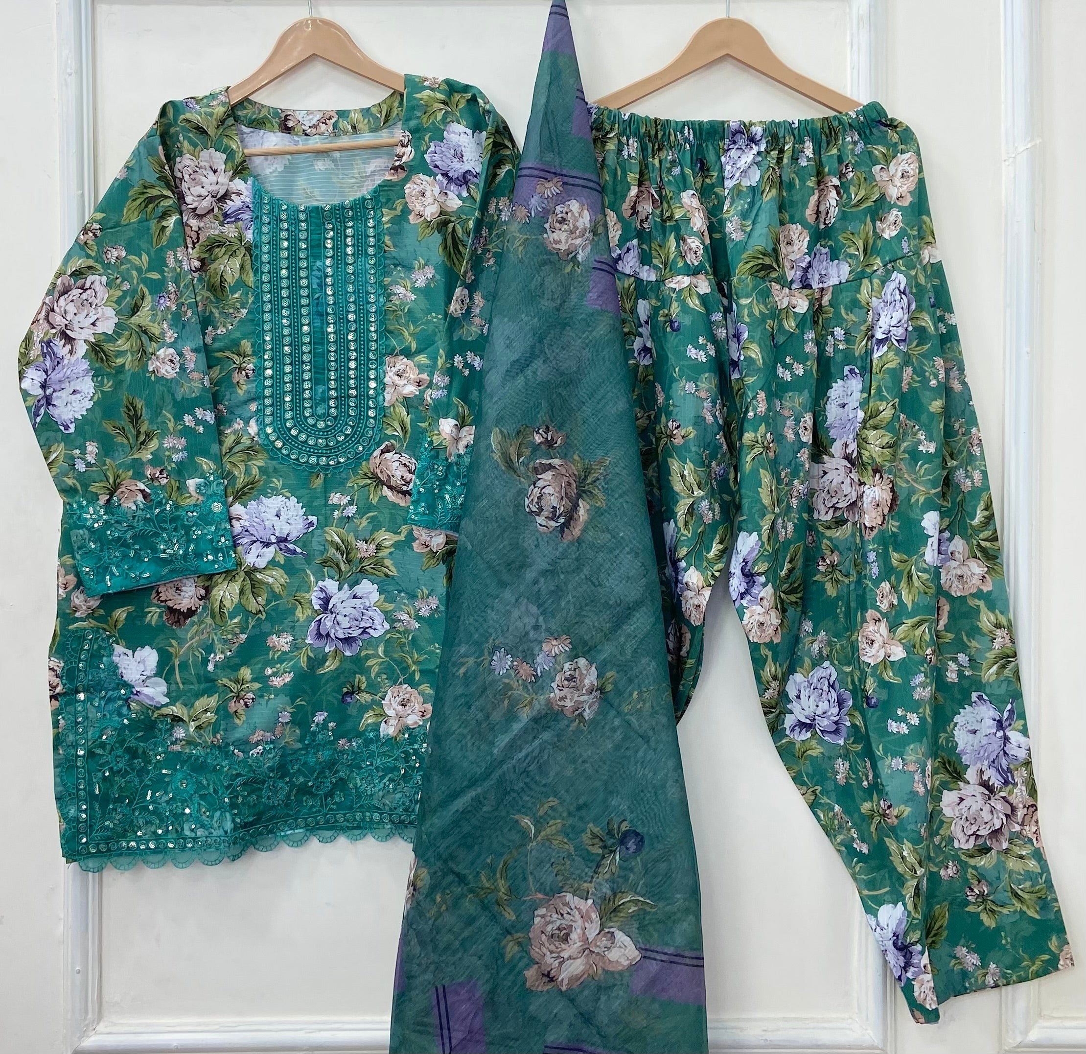 Graceful Embroidered 3PC (Bana Dora Silk) D-453