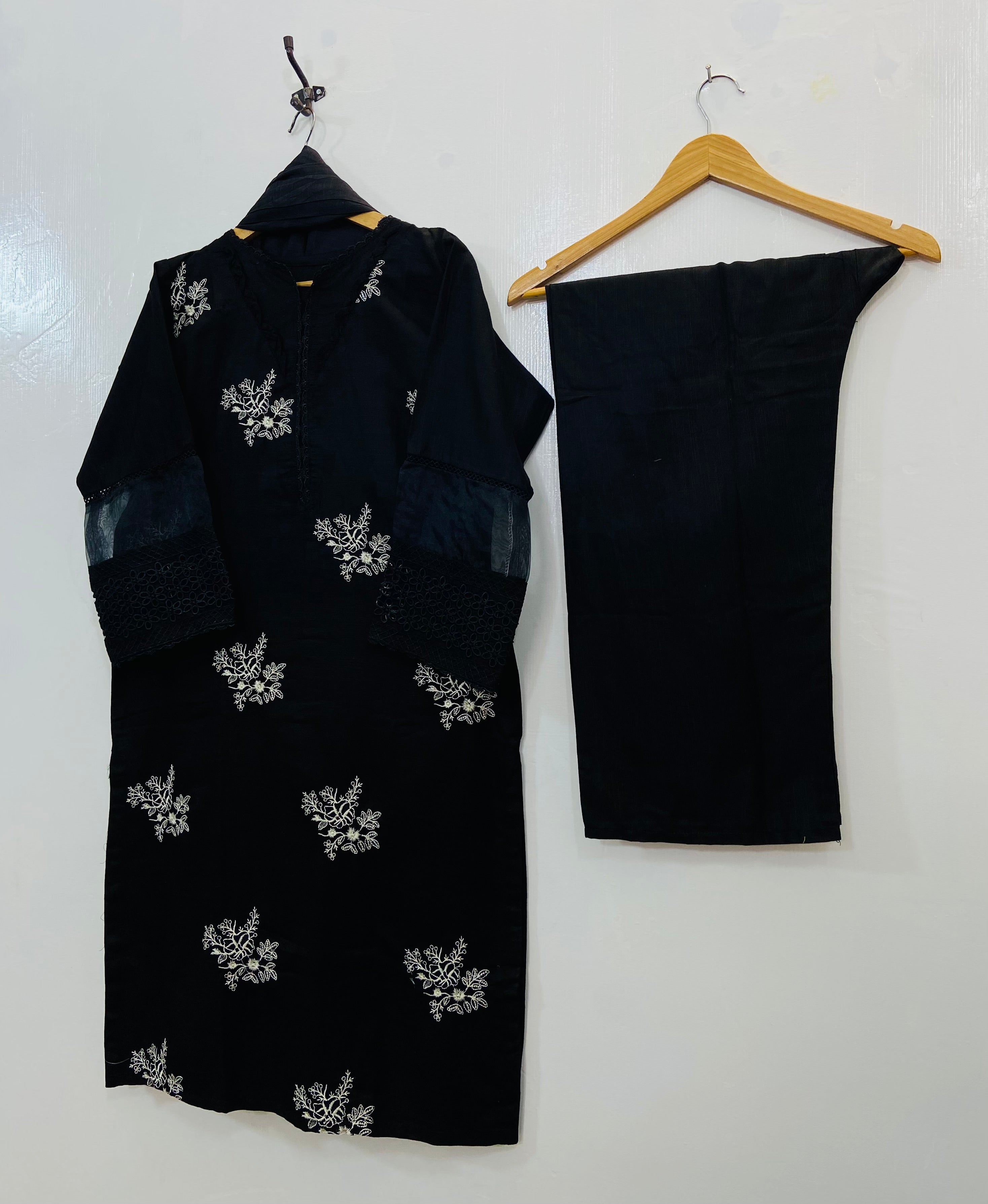 Lavish Embroidered 3PC (Khaddar) D-123