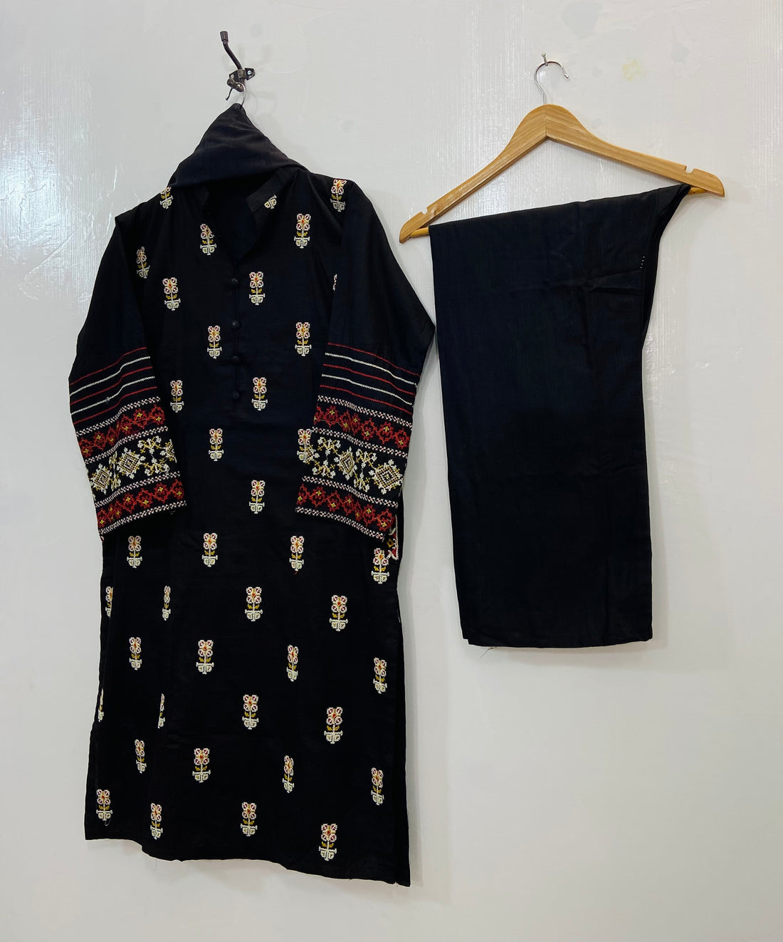 Pocket Embroidered 3PC (Best Selling) (Khaddar) D-125
