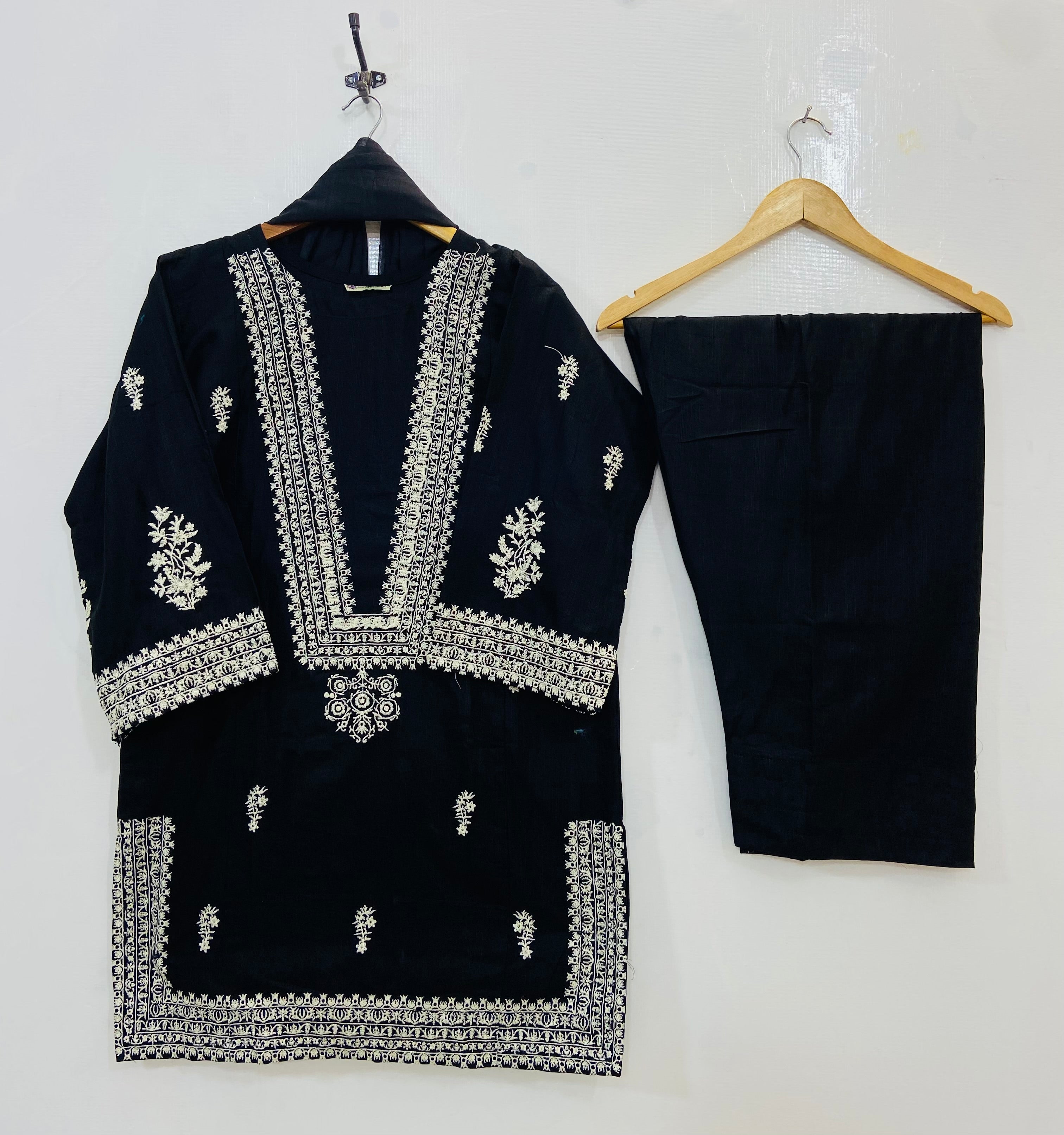 Embroidered Farshi 3PC (Khaddar) (Best Selling) D-136